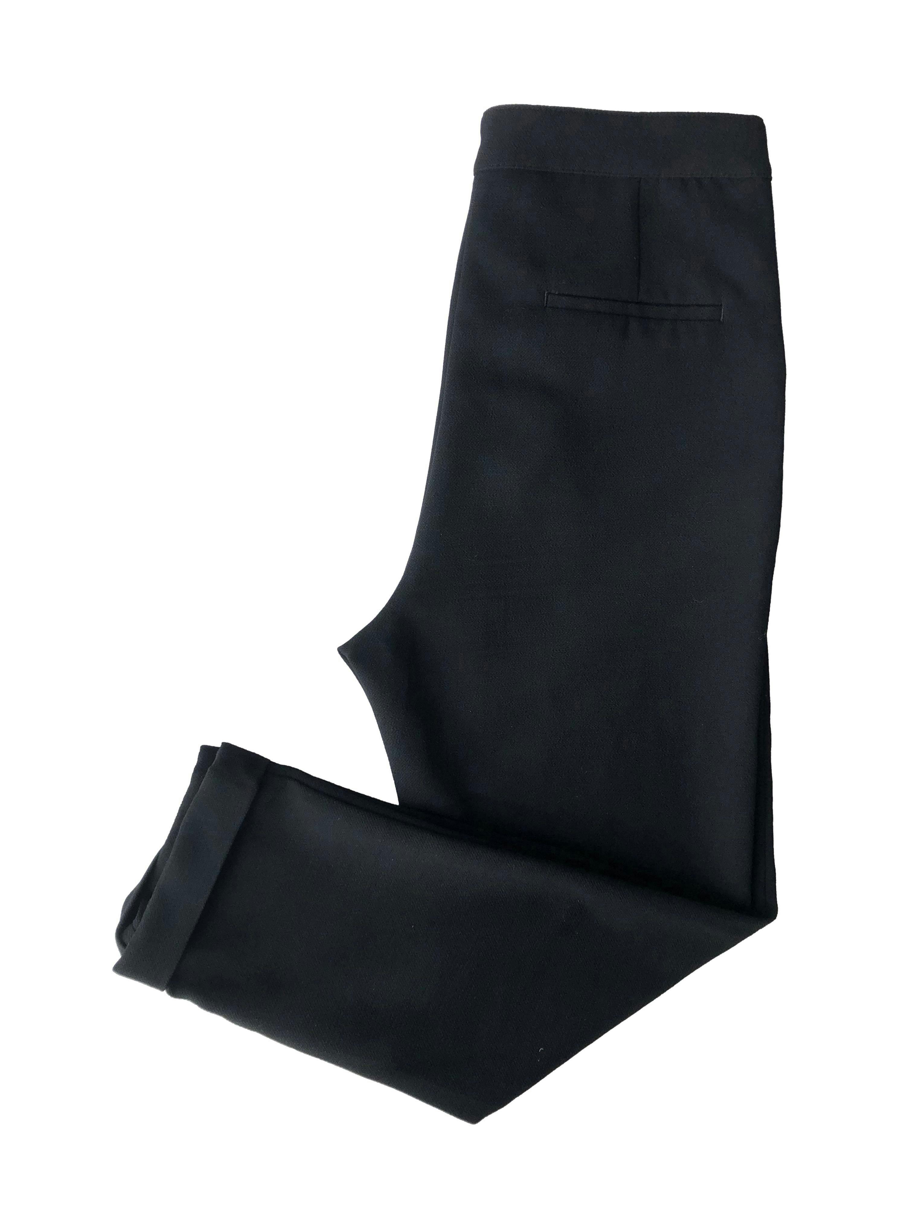 Pantalón negro Pull & Bear, corte slim con pinzas, bolsillos delanteros, falsos bolsillos posteriores y dobladillo en botapie. Cintura 76cm, Largo 92cm.