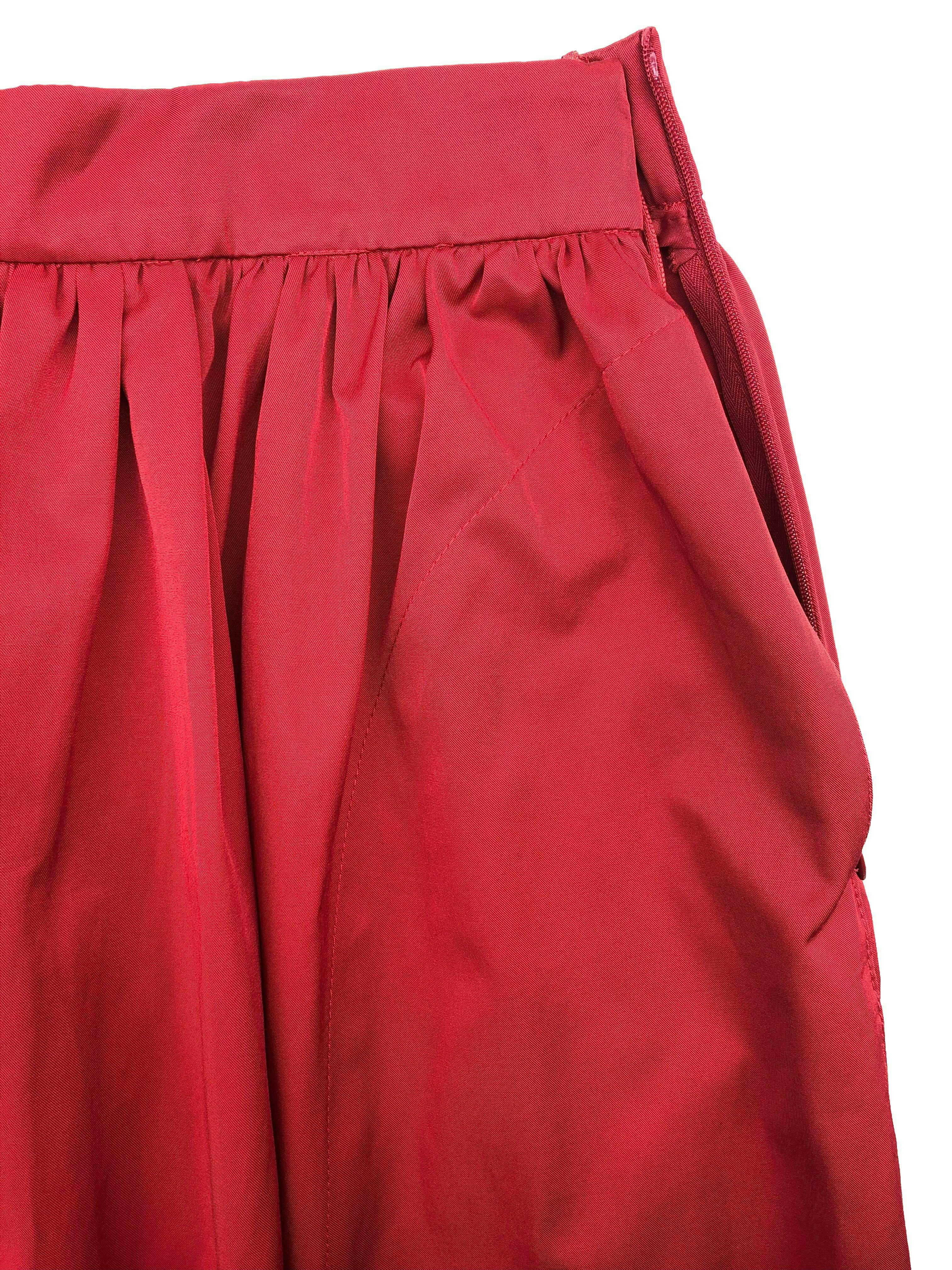 Falda midi Zara tela gabardina roja, con bolsillos laterales y cierre invisible. Cintura 70cm Largo 70cm. Nueva con etiqueta.