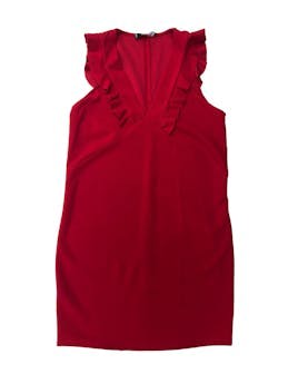 Vestido rojo Mango de tela gruesa ligeramente stretch, corte recto con escote en V y volantes. Nuevo con etiqueta, precio original S/160. Busto 90cm, Largo 85cm.