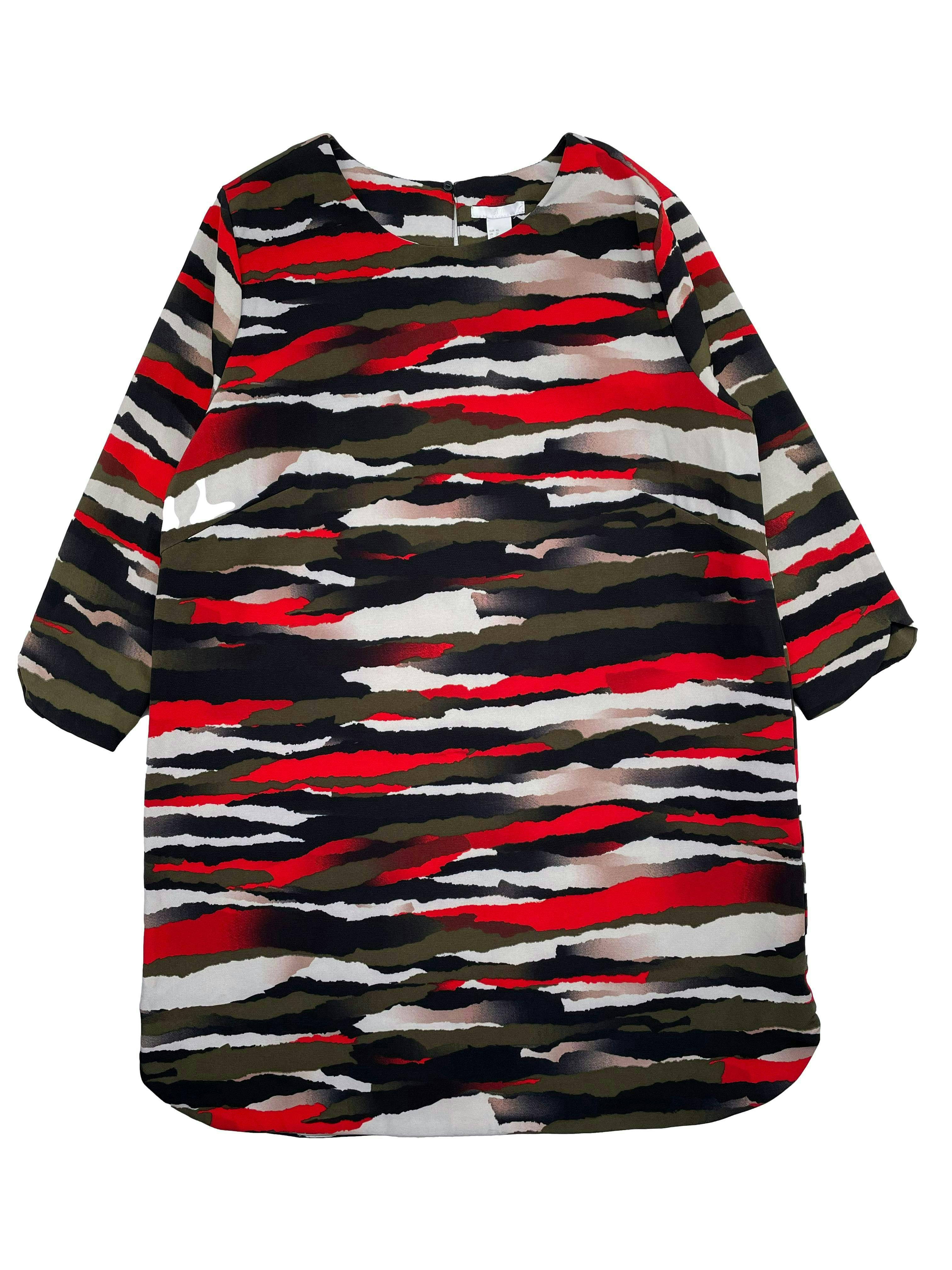 Vestido H&M abstracto en tonos rojos marrones y negros, corte recto, manga 3/4, botón posterior en el cuello. Busto: 108cm, Largo: 88cm. Nuevo con etiqueta
