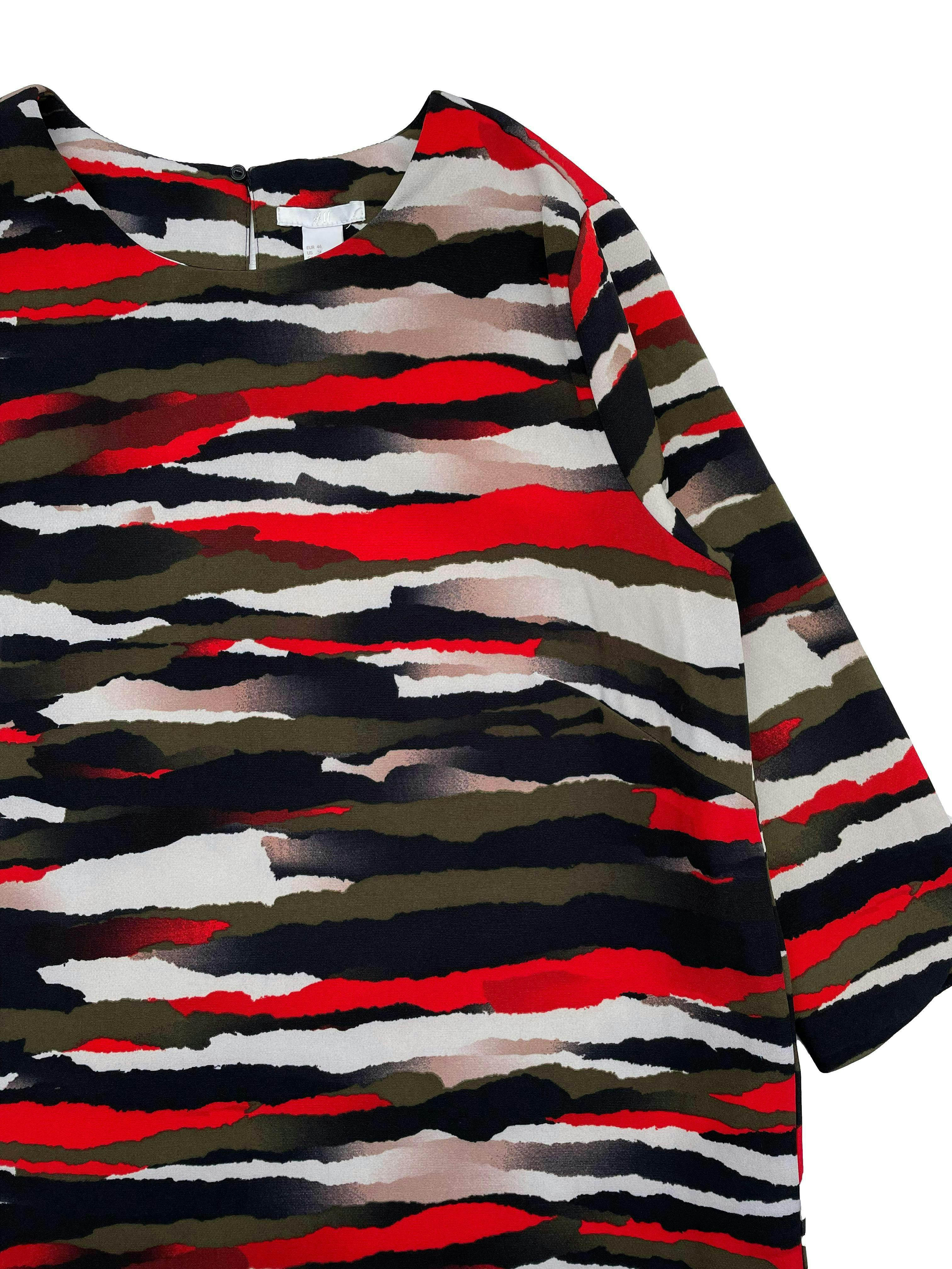 Vestido H&M abstracto en tonos rojos marrones y negros, corte recto, manga 3/4, botón posterior en el cuello. Busto: 108cm, Largo: 88cm. Nuevo con etiqueta