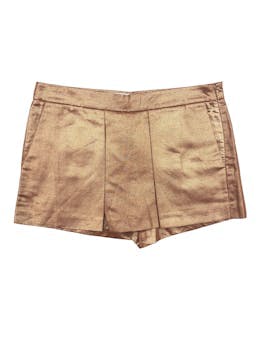 Falda short J.Crew bronce metalizado, mezcla de lino y algodón, con bolsillos laterales y cierre invisible. Cintura: 80cm, Tiro: 26cm, Largo: 32cm. Precio original: 450