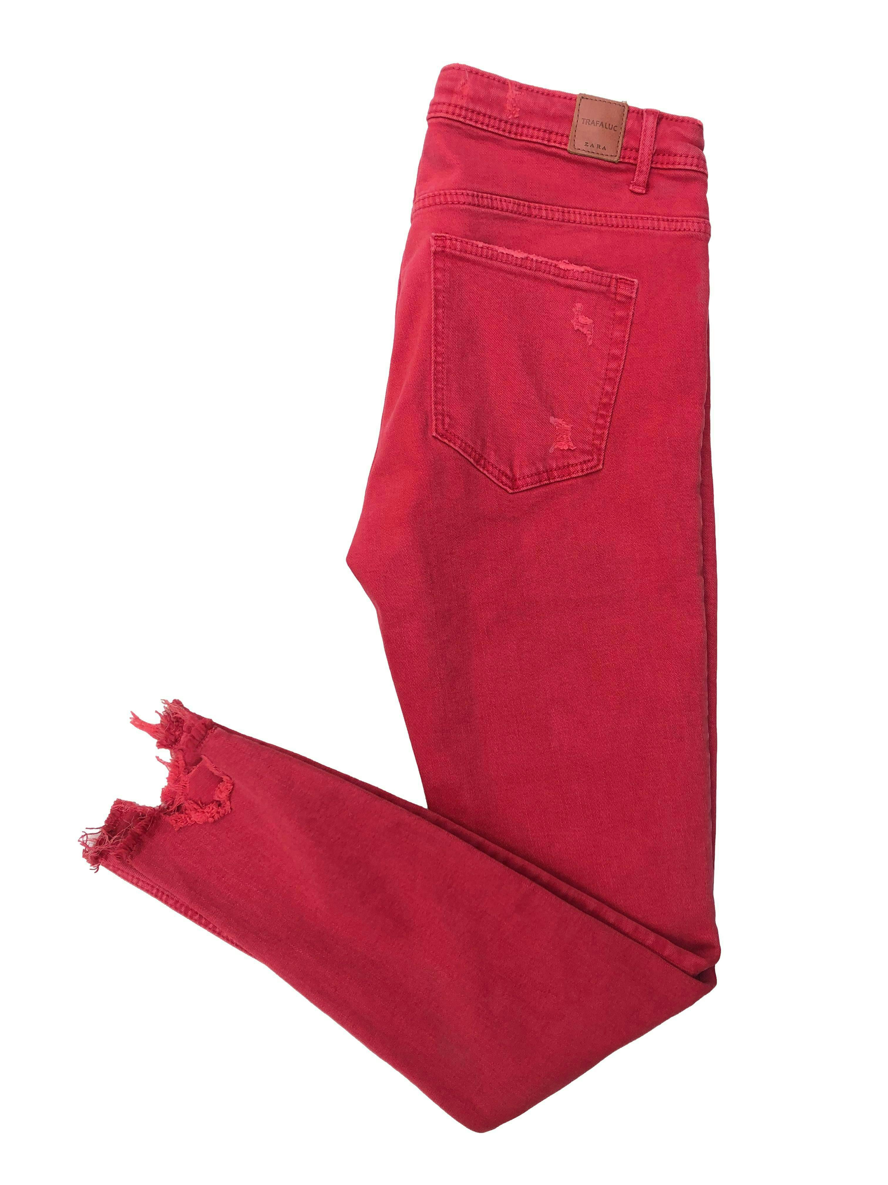 Skinny jean Zara rojo efecto lavado, con rasgados y basta cropped. Cintura 74cm Tiro 23cm Largo 92cm