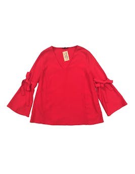 Blusa Marquis tela plana roja, escote en V y mangas campana con lazo. Busto 100cm Largo 62cm