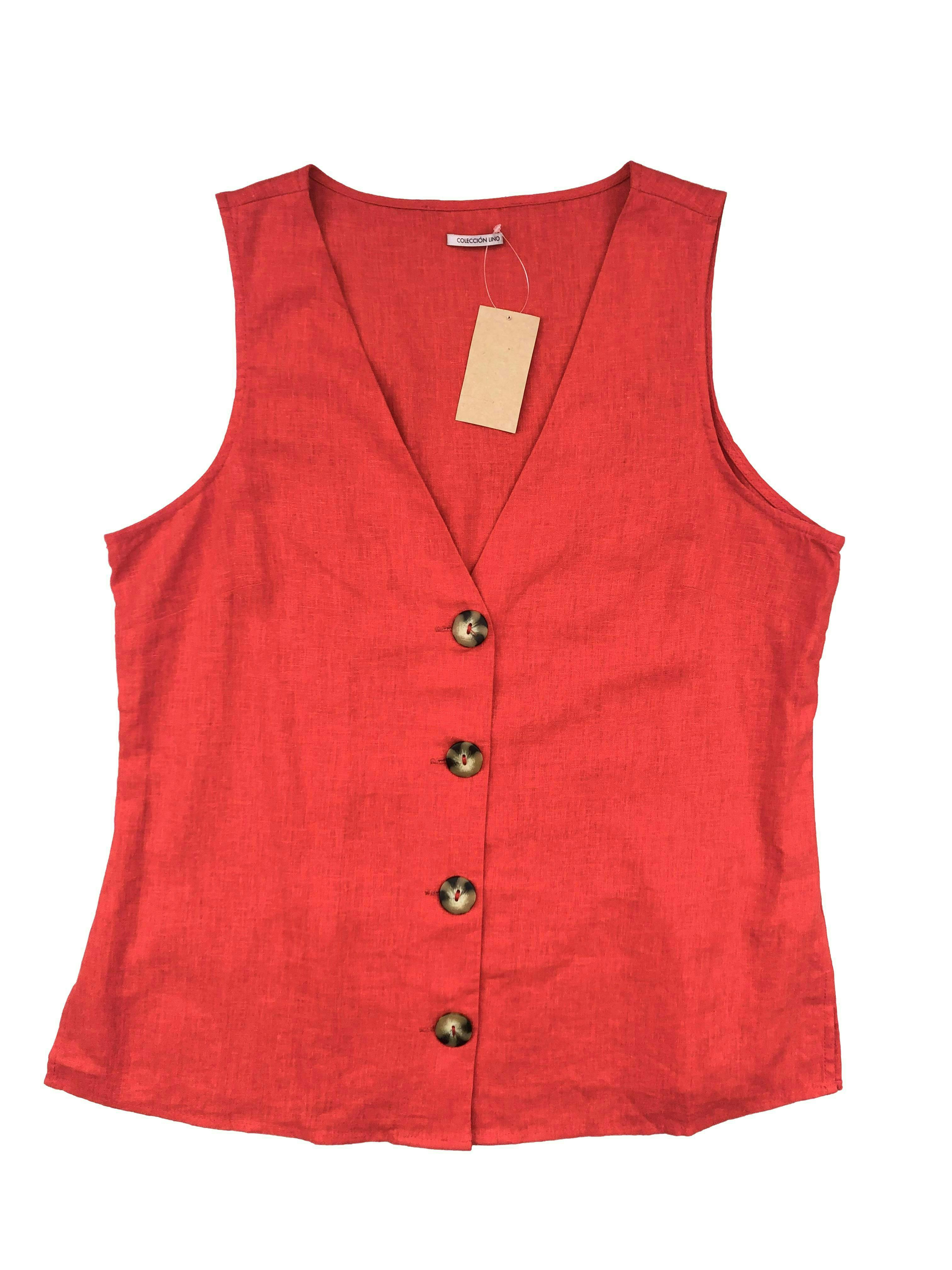 Blusa Basement roja 55% Lino con botones cacho y aberturas laterales. Busto 104cm, Largo 63cm.