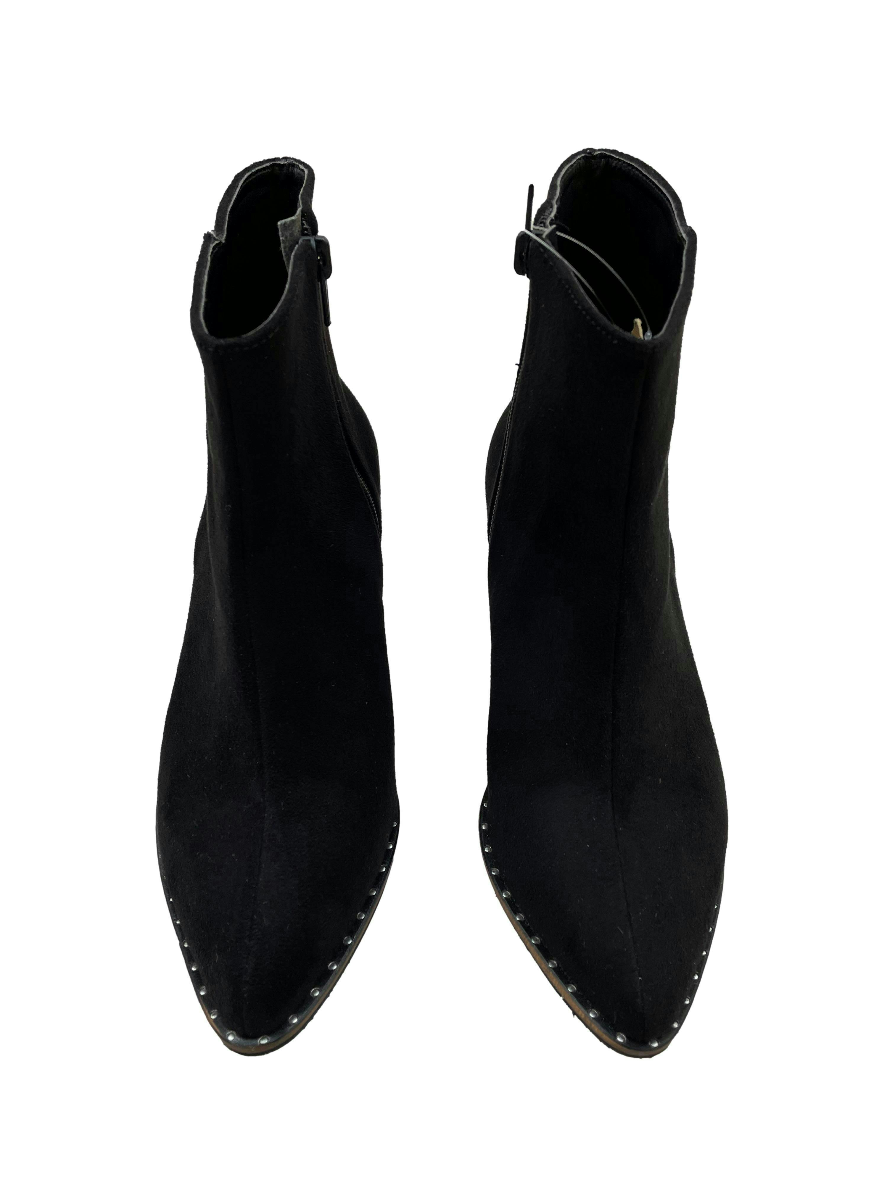 Botines negros Trendy Shoes de suede, modelo en punta con tachas metálicas. Estado 9/10.