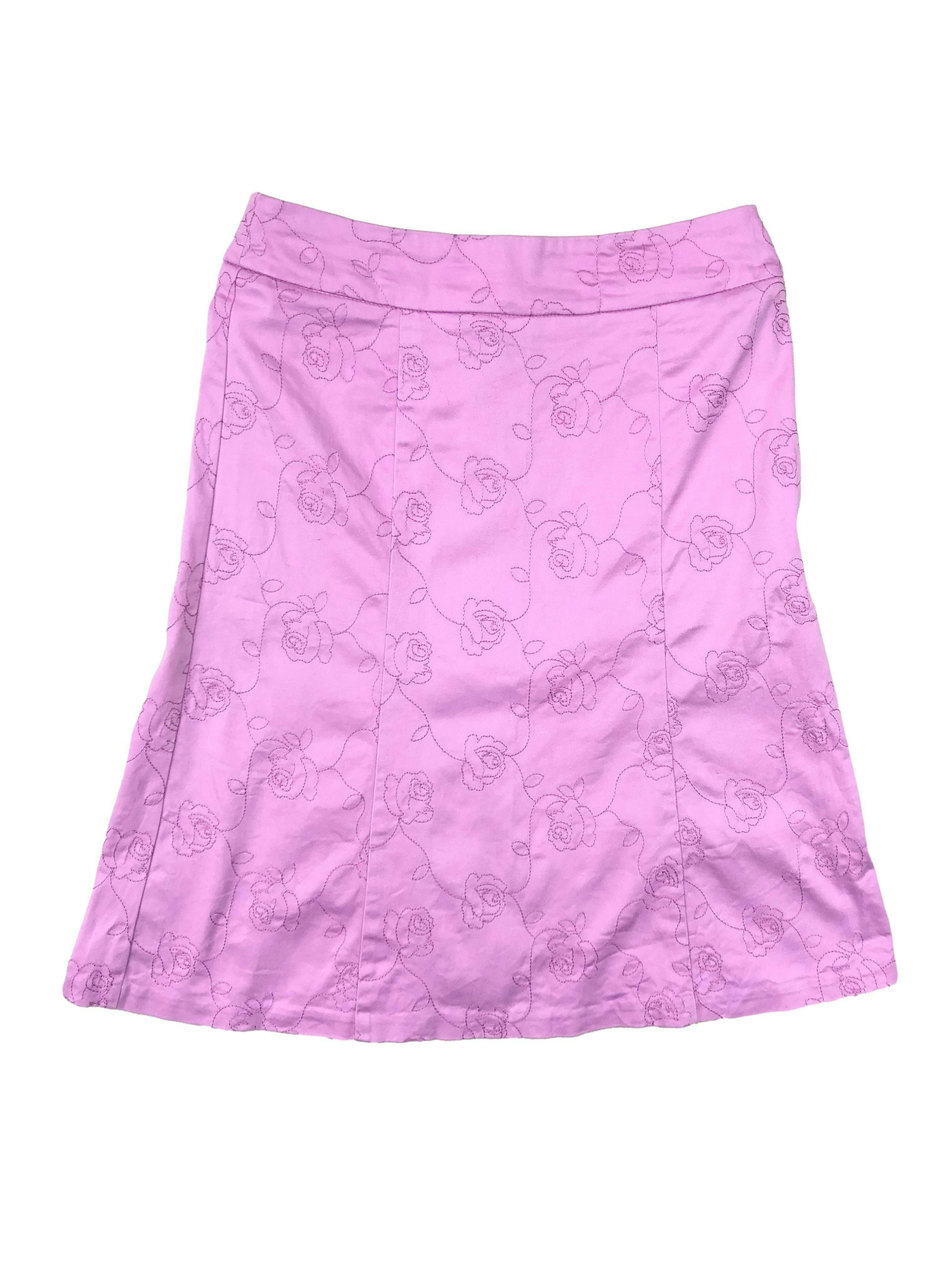 Falda rosada ETC. 97% algodón, corte en A con bordado de rosas y cierre posterior invisible. Cintura 68cm, Largo 56cm.