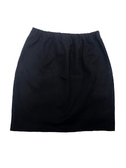 Falda negra con pretina elástica y pinzas. Cintura 58cm sin estirar, Largo 43cm.