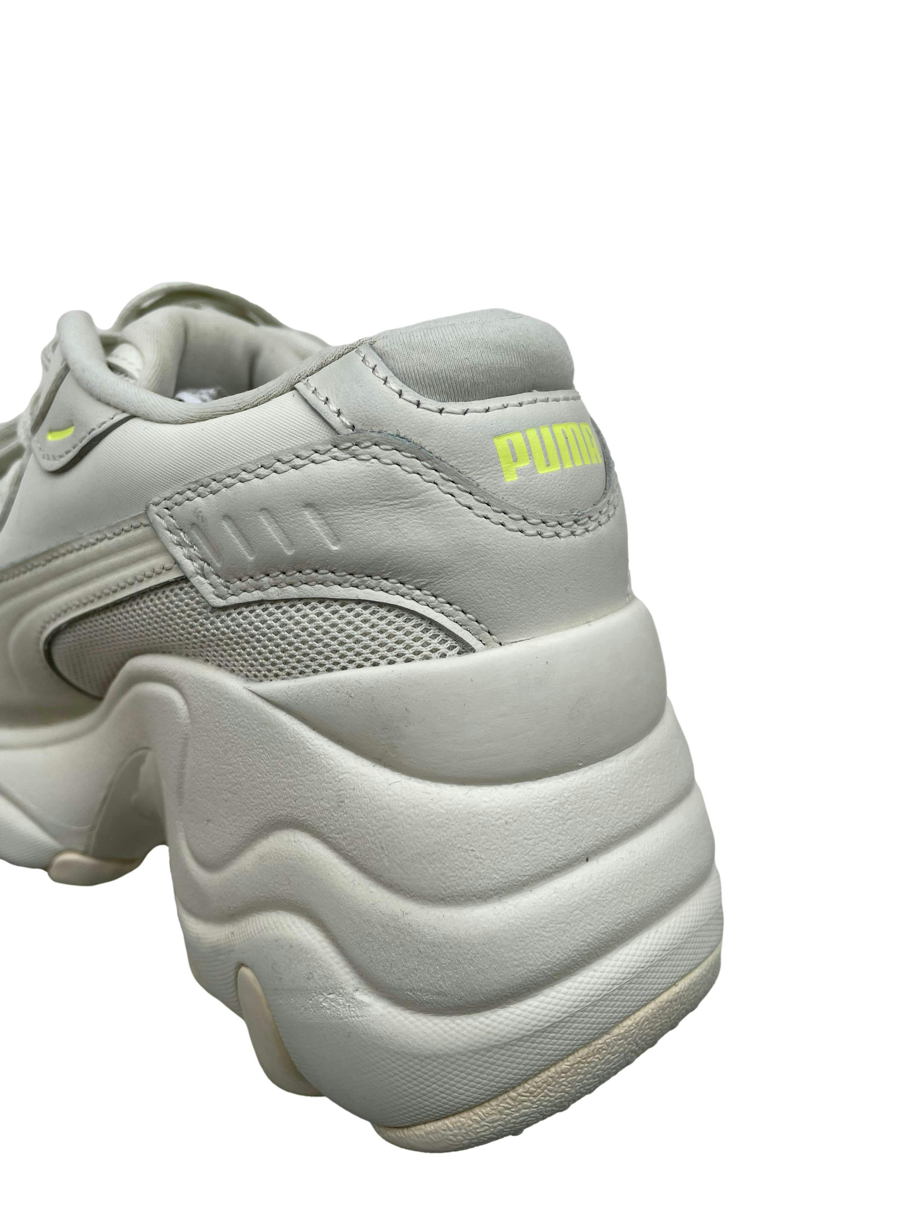 Zapatillas Puma blancas con acentos neón, plataforma 5cm. Estado 8/10