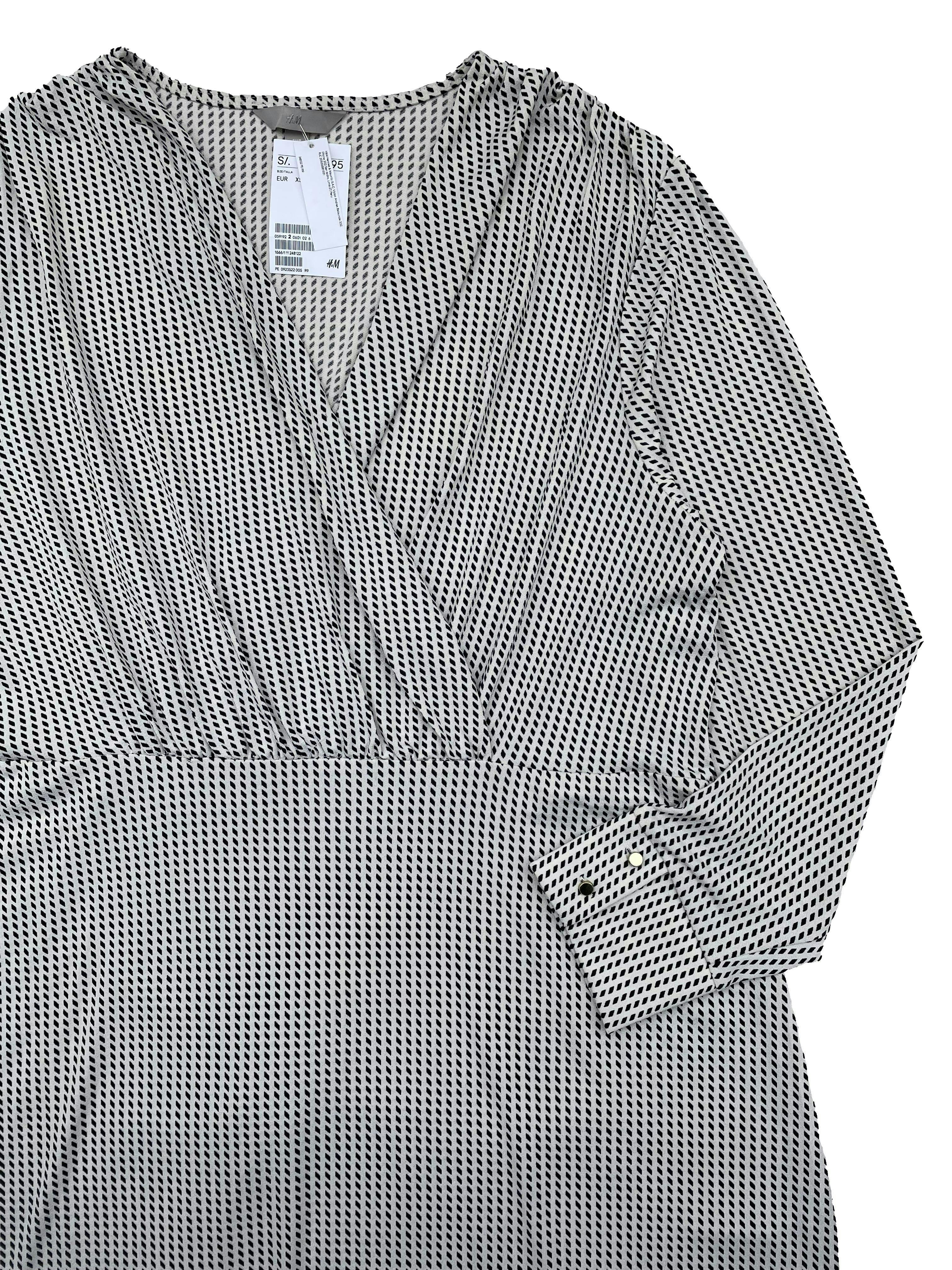 Vestido H&M blanco con cuadrados negros,tela fresca stretch, escote cruzado y corte en cintura. Nuevo con etiqueta. Busto 116cm, Largo 100cm.