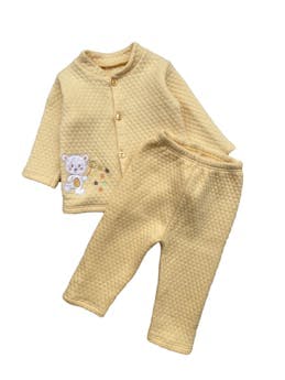 Set amarillo casaquita y pantalón textura rombos, bordado y botones