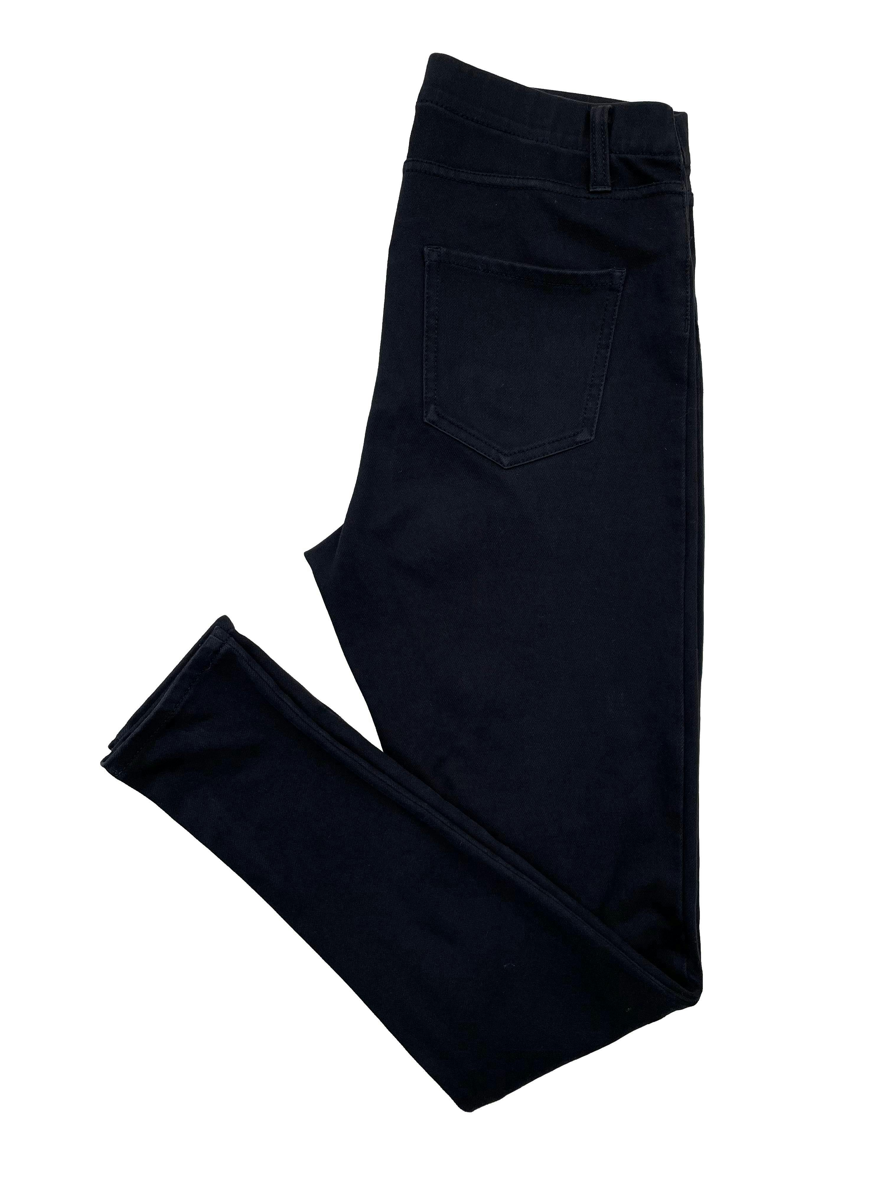 Jeggings negros,tela mezcla de algodón, con bolsillos posteriores. Cintura 74cm, Tiro 25cm, Largo 95cm.
