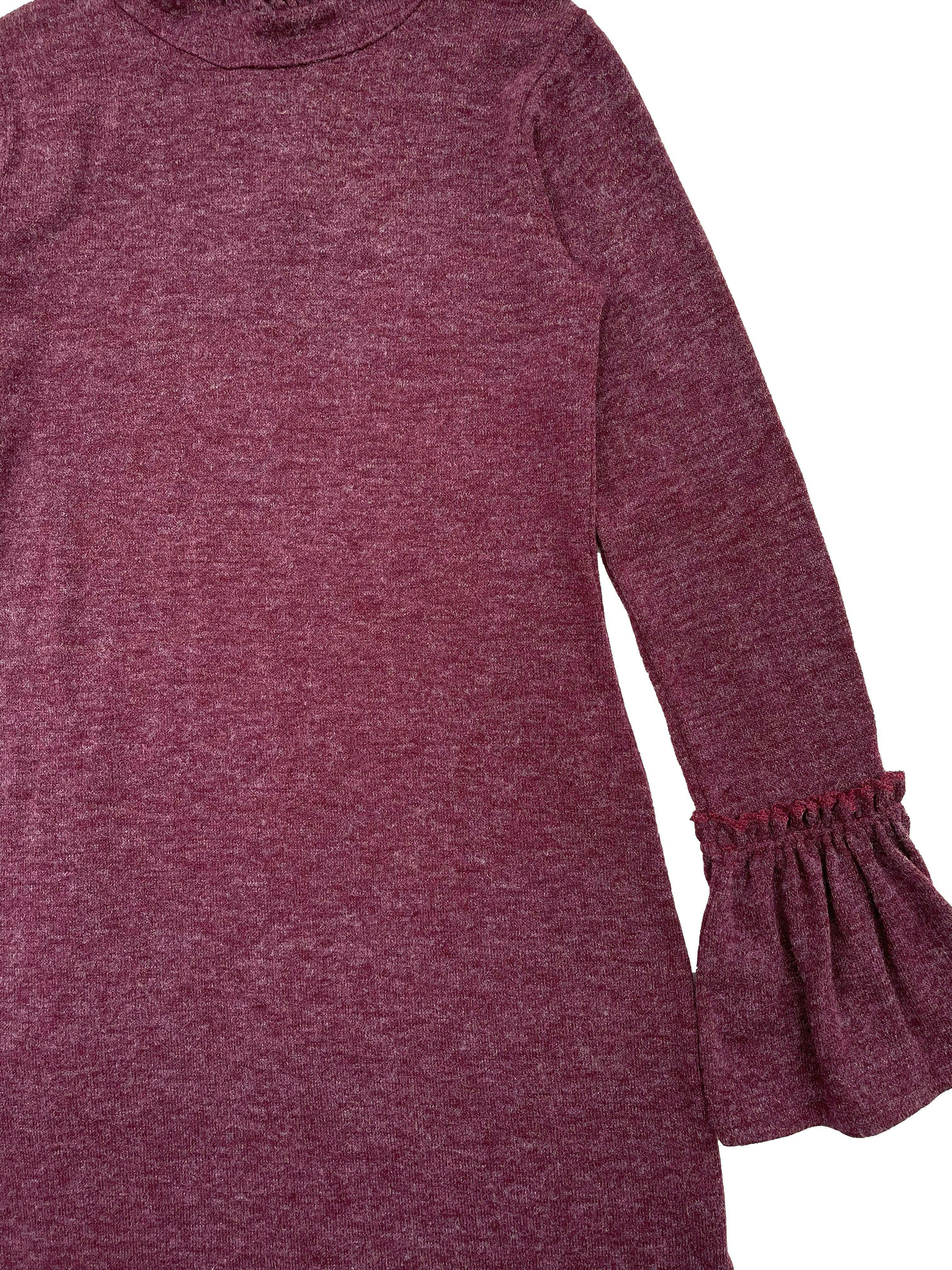 Vestido knit vino jaspeado de tejido delgado, volantes en cuello y mangas, abertura posterior con botones. Busto 80cm sin estirar, Largo 90cm.