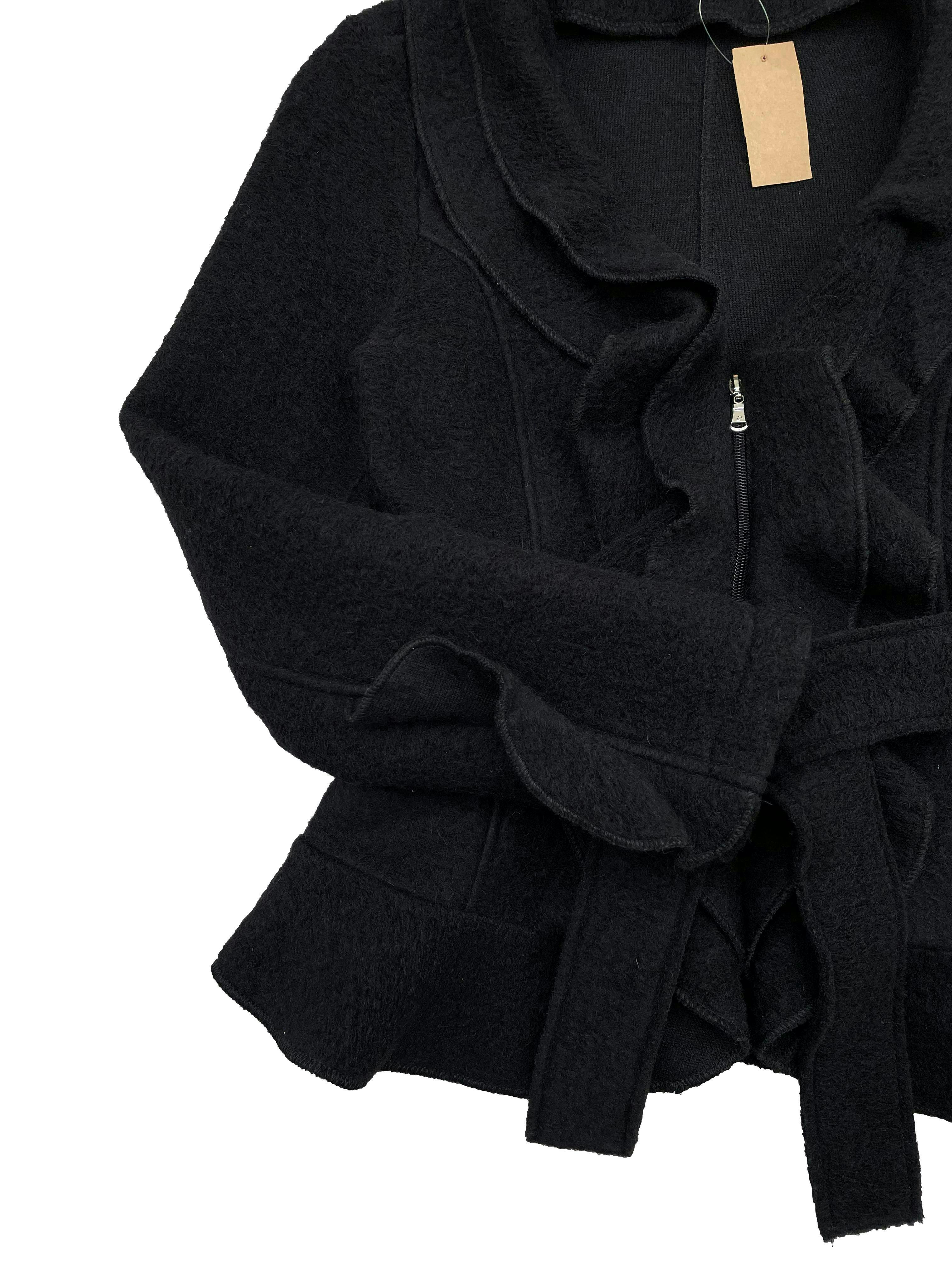 Casaca Tatienne negra 80% lana con volantes, cierre delantero y cinto para amarrar. Busto 98cm, Largo 60cm.