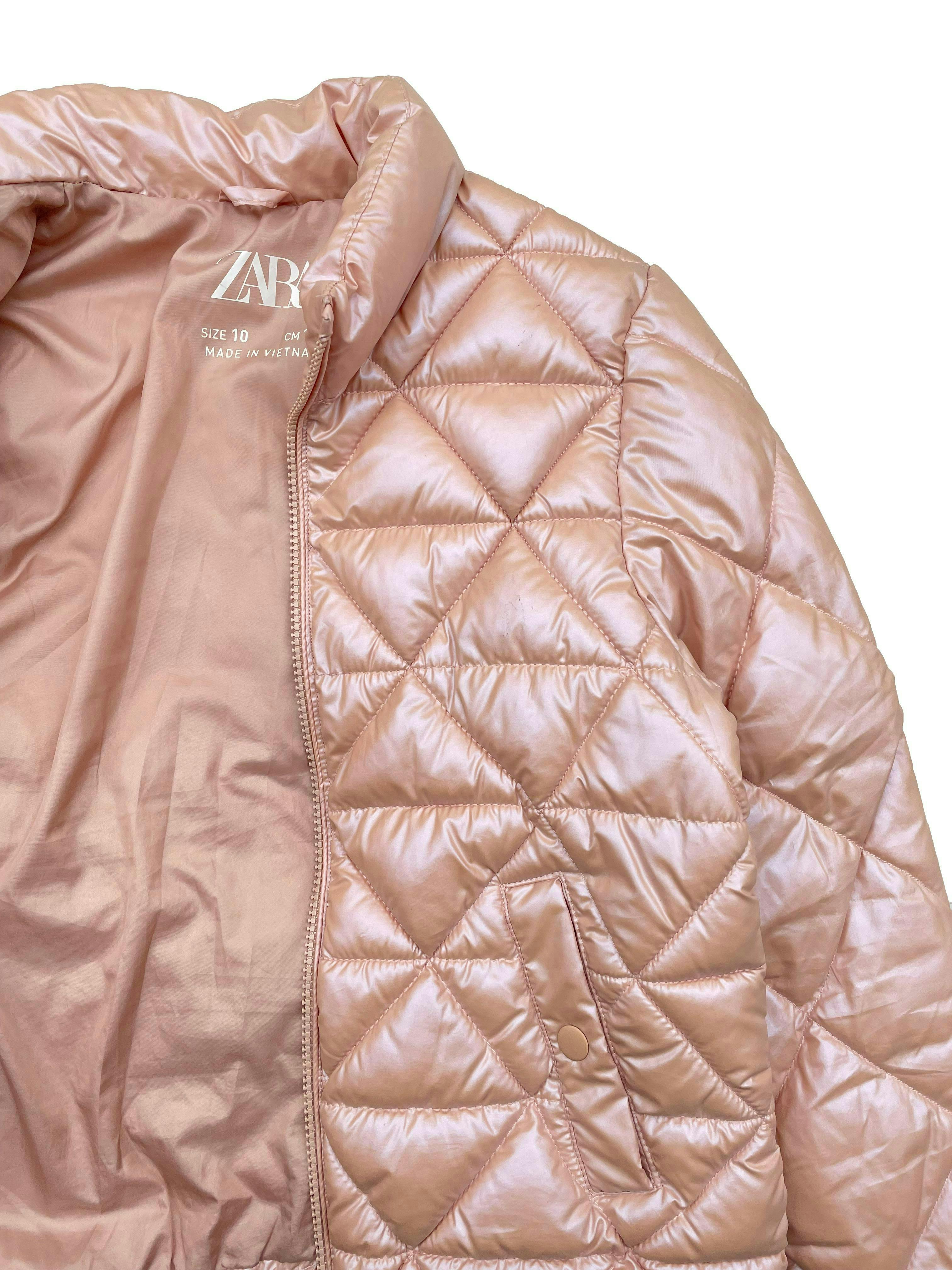 Puffer jacket Zara palo rosa satinada, forrada, con cierre y bolsillos. 