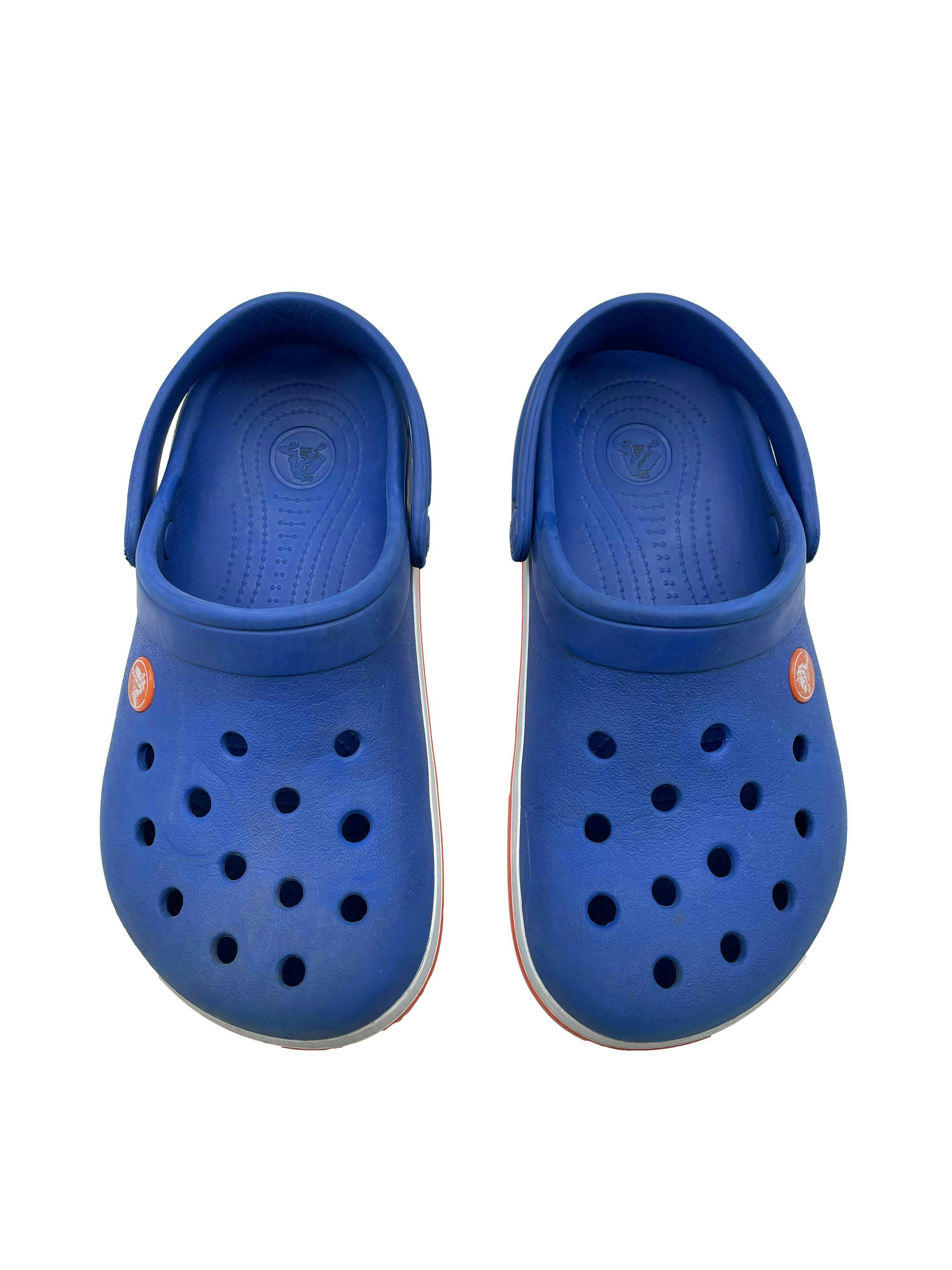 Crocs azules con franja blanca y línea anaranjada. Medida pie 21cm Talla J3