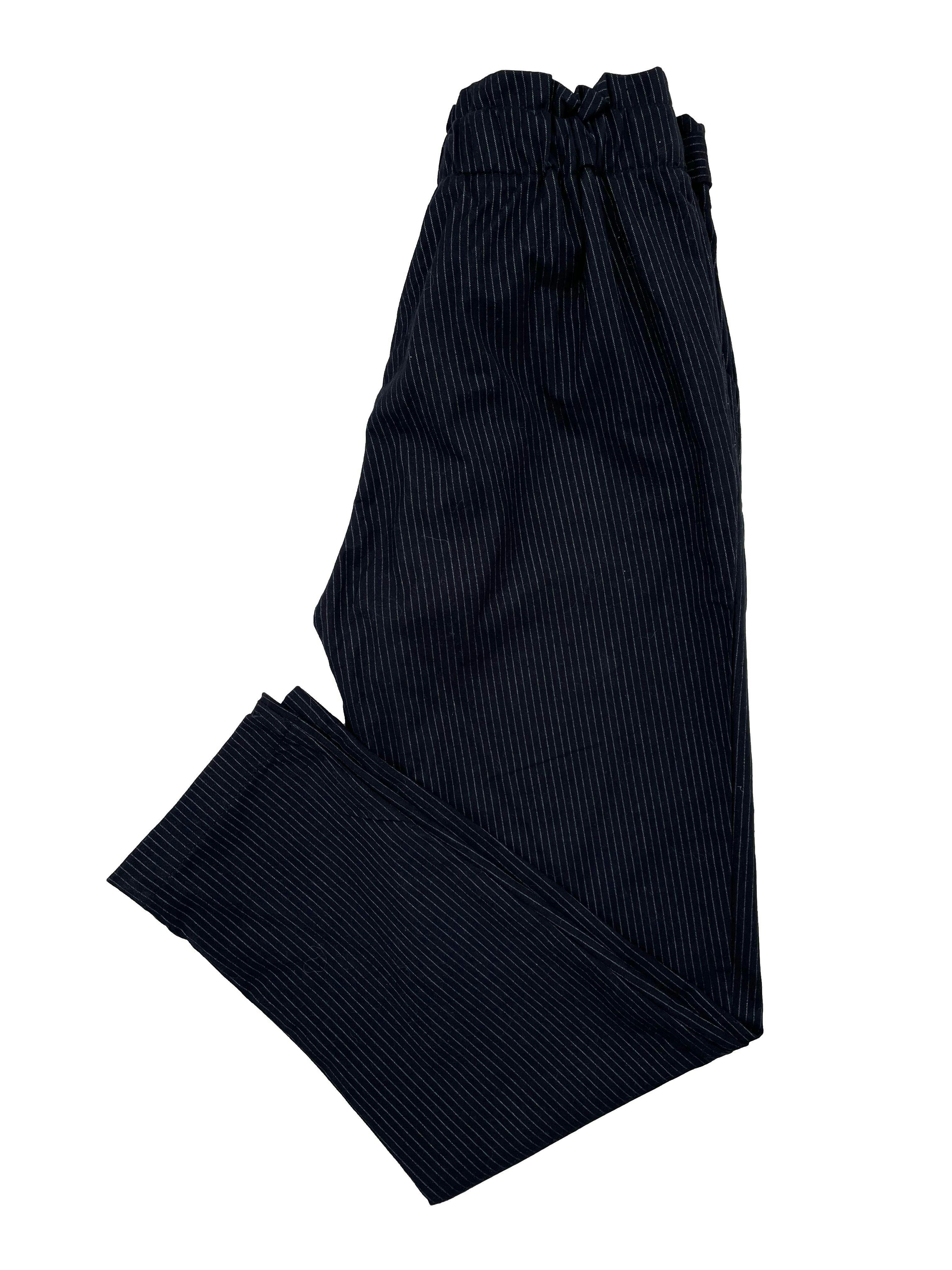 Pantalón Mango azul noche con líneas blancas, pretina elástica atrás y cinto para amarrar, bolsillos. Cintura 72cm Largo 98cm