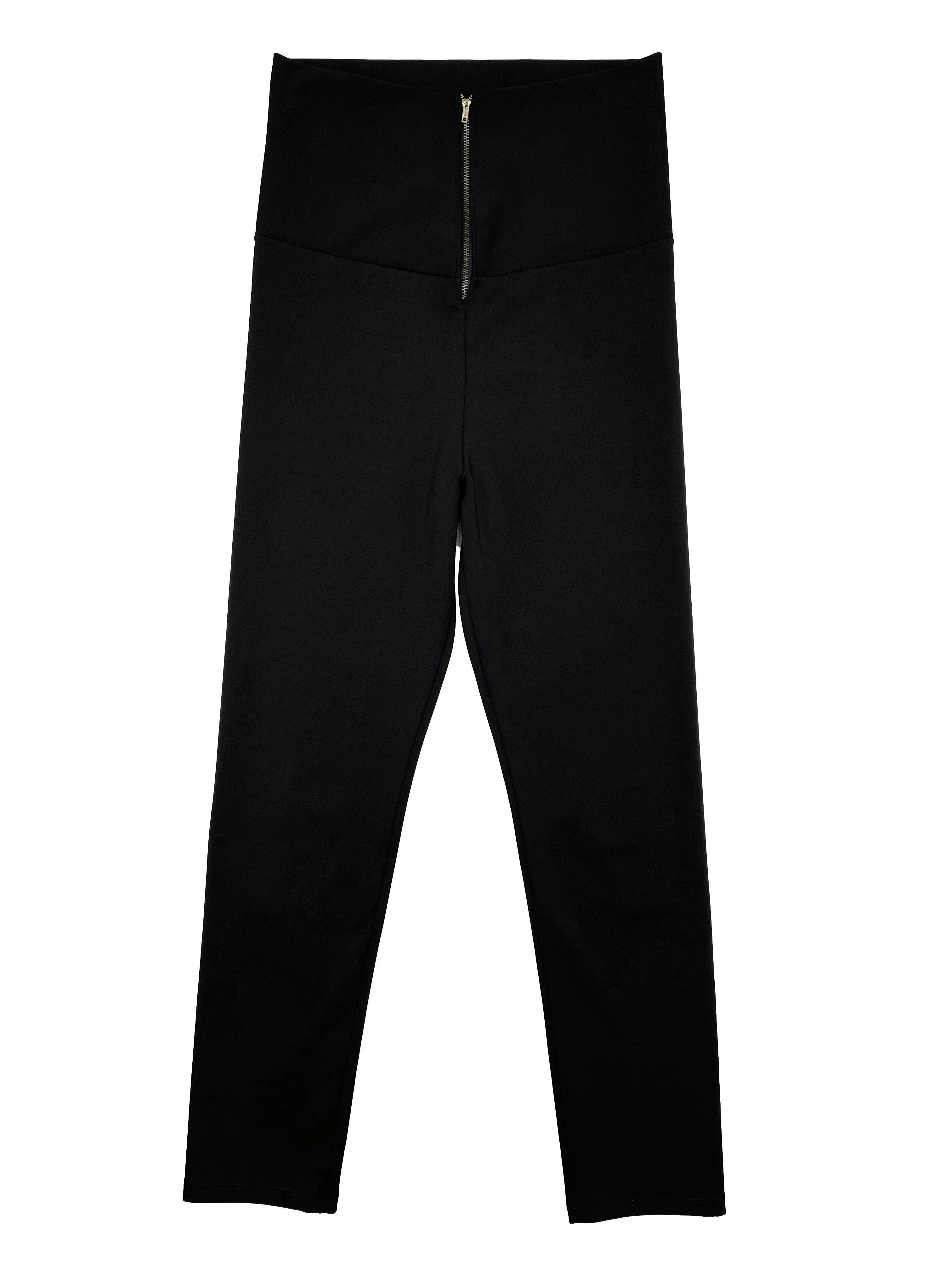 Pantalón negro de tiro alto con cierre delantero, tela gruesa ligeramente stretch. Cintura 68cm, Tiro 40cm, Largo 100cm