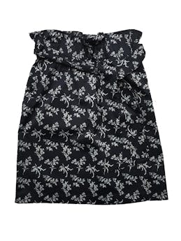 Falda H&M negra con flores blancas, cintura paper bag, bolsillos laterales, tela gabardina. Cintura 66cm Largo 58cm