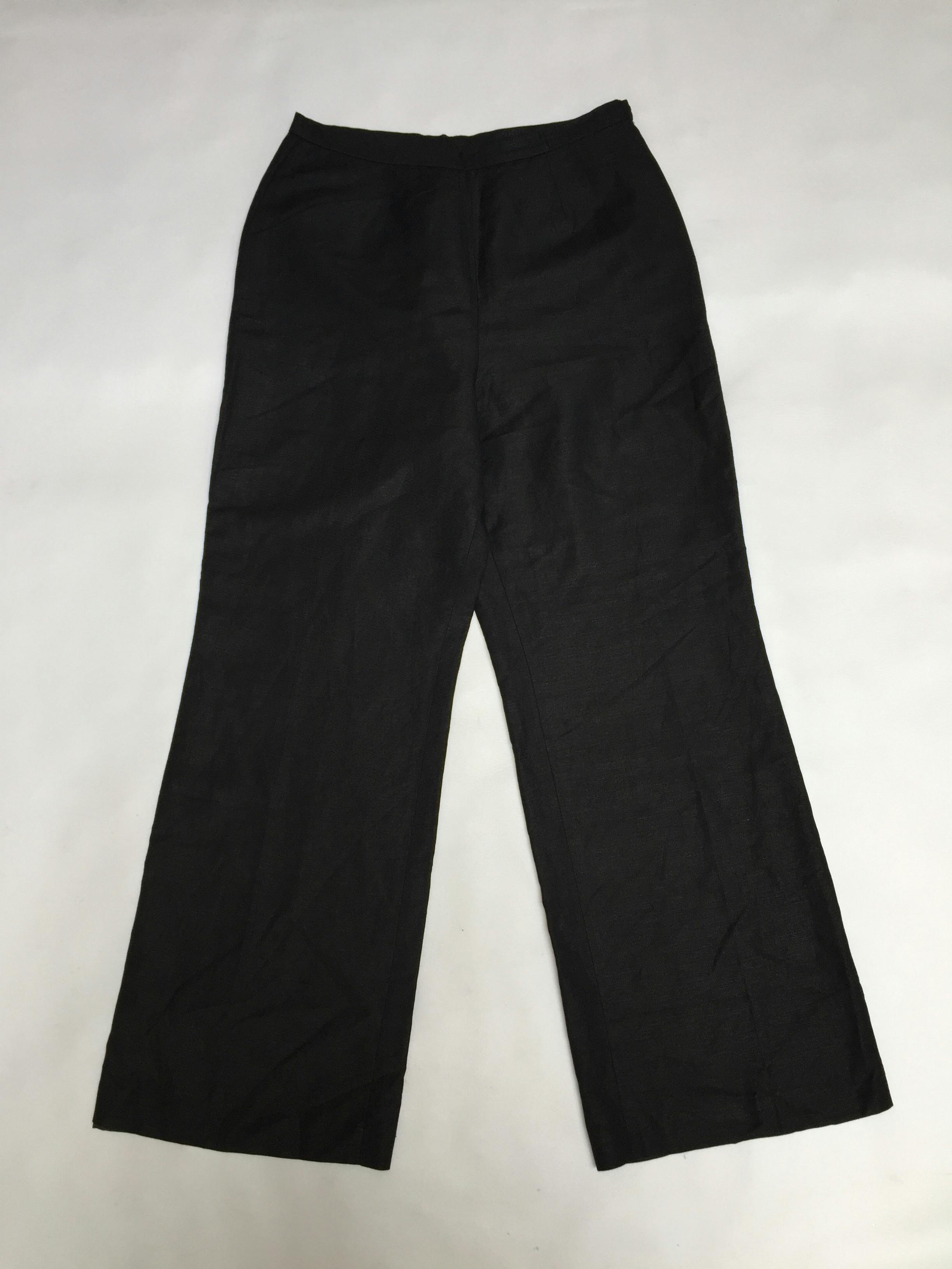 Pantalón vintage LeSuit, a la cintura, pierna recta, negro tipo sastre, 55% lino 45% rayon, forrado, con cierre lateral. Como nuevo!
Talla M