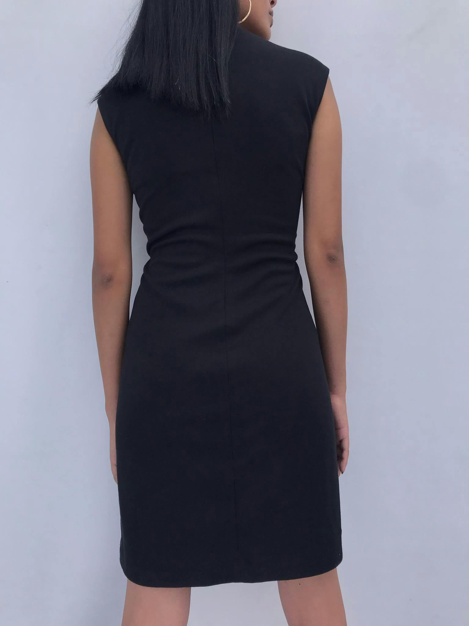 Vestido Ivanka Trump negro con estampado texturado azul delantero, manga cero y con cierre posterior.  Busto 100cm sin estirar Largo 90cm