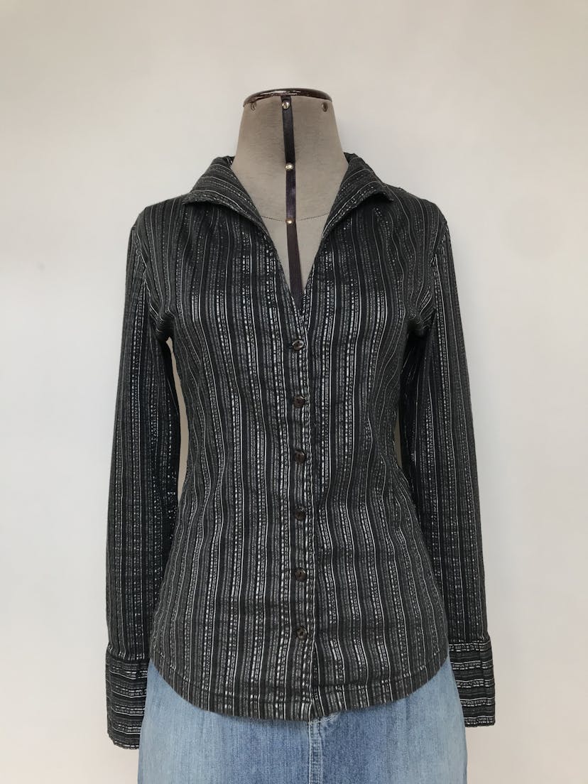 Blusa negra con rayas grises y plateadas, 95% algodón, escote en V y botones delanteros, manga larga con puños anchos 
Talla S