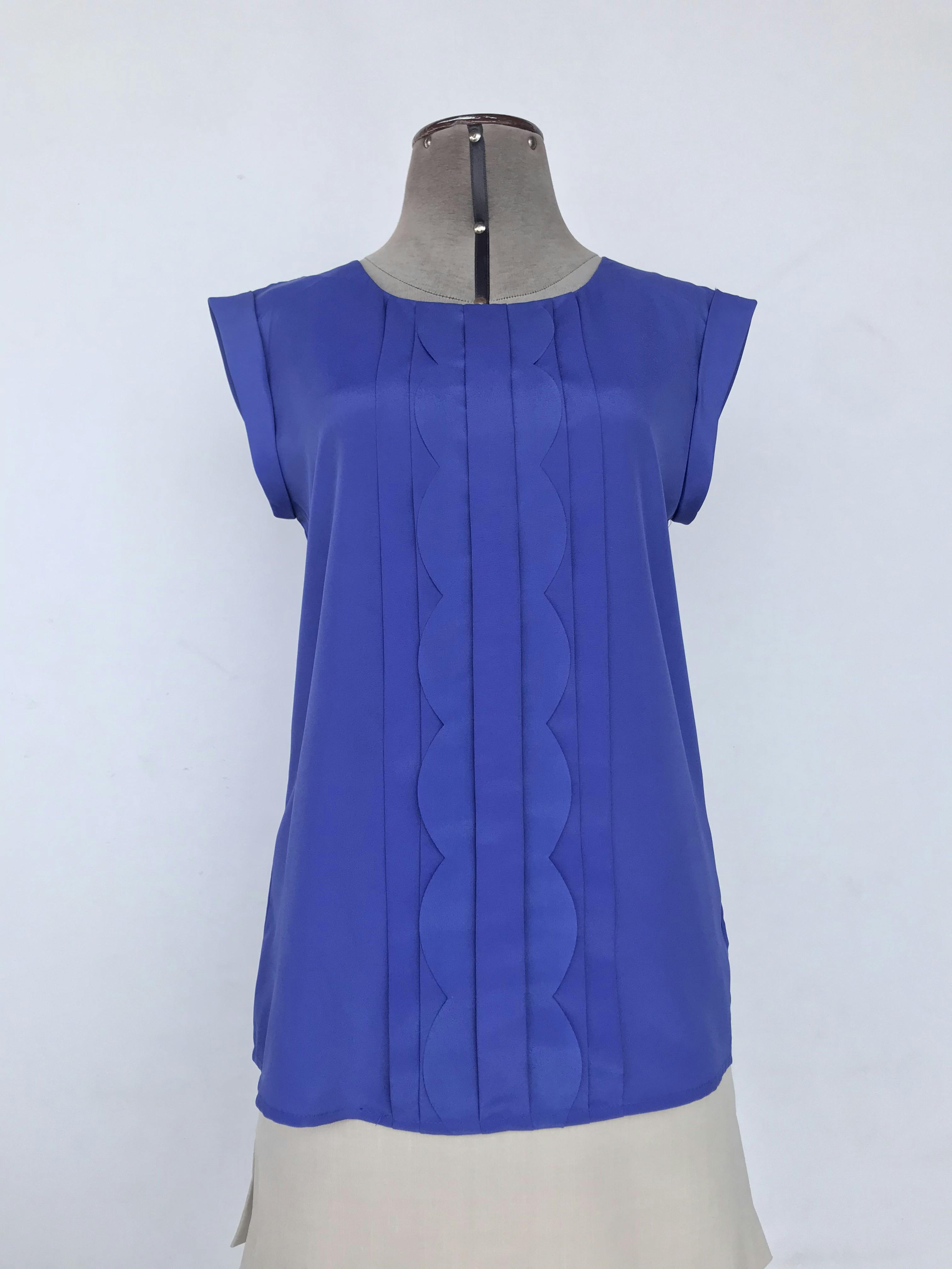 Blusa Oasis azul con pliegues en el pecho, tela plana, botón posterior en el cuello y mangas con dobladillo. Nuevo con etiqueta S/ 139. Busto 93cm Largo 60cm