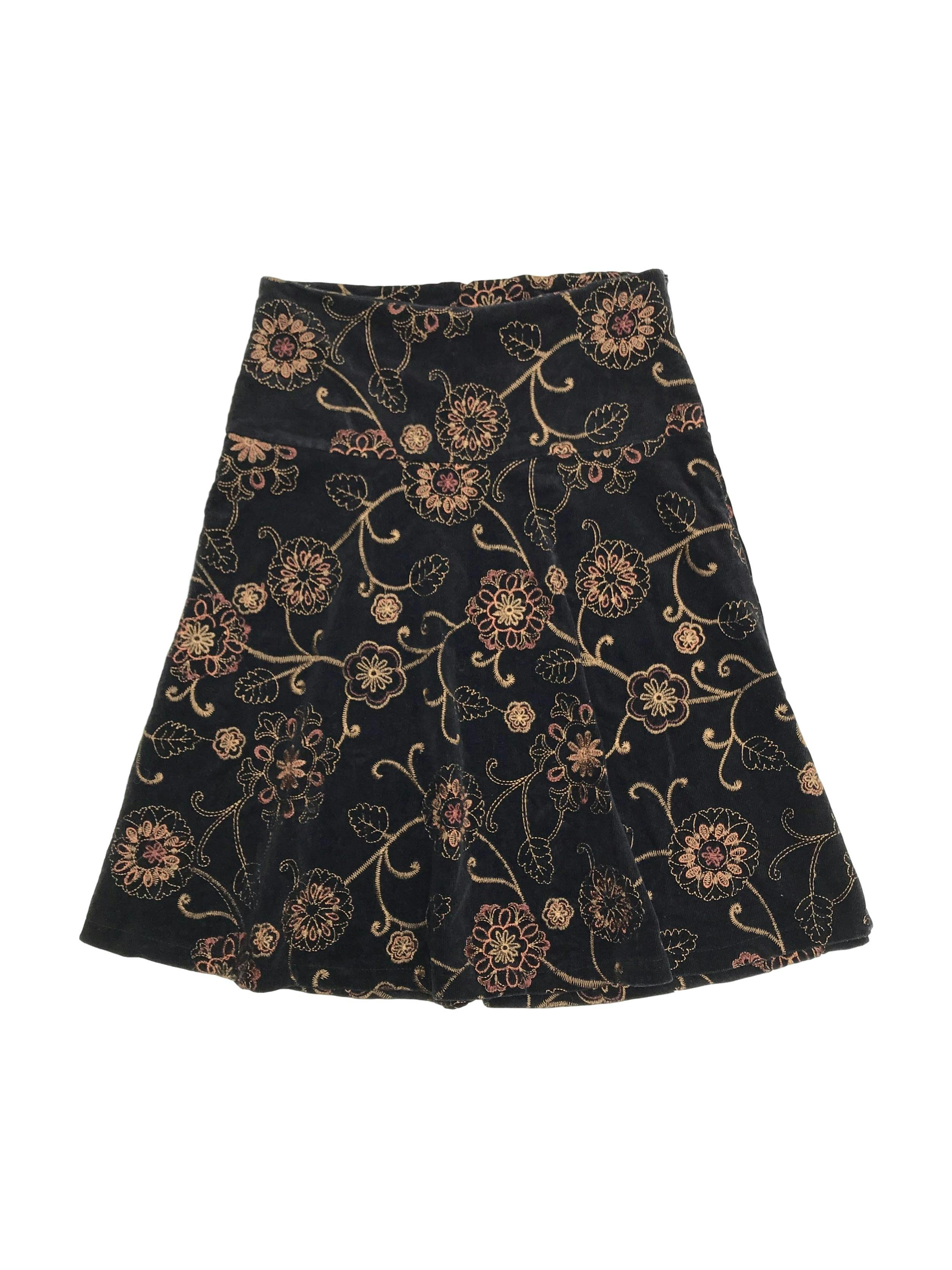 Falda de corduroy negro con bordado de flores doradas, falda en A, pretina ancha con cierre lateral. Largo 60cm
Talla S