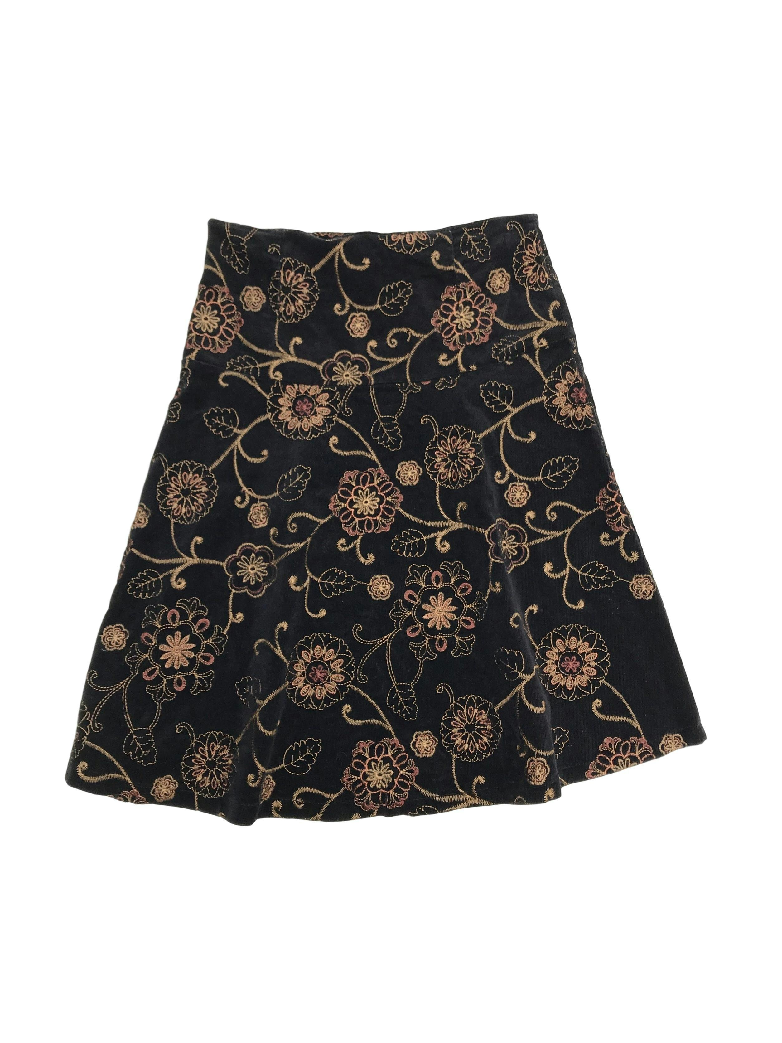 Falda de corduroy negro con bordado de flores doradas, falda en A, pretina ancha con cierre lateral. Largo 60cm
Talla S