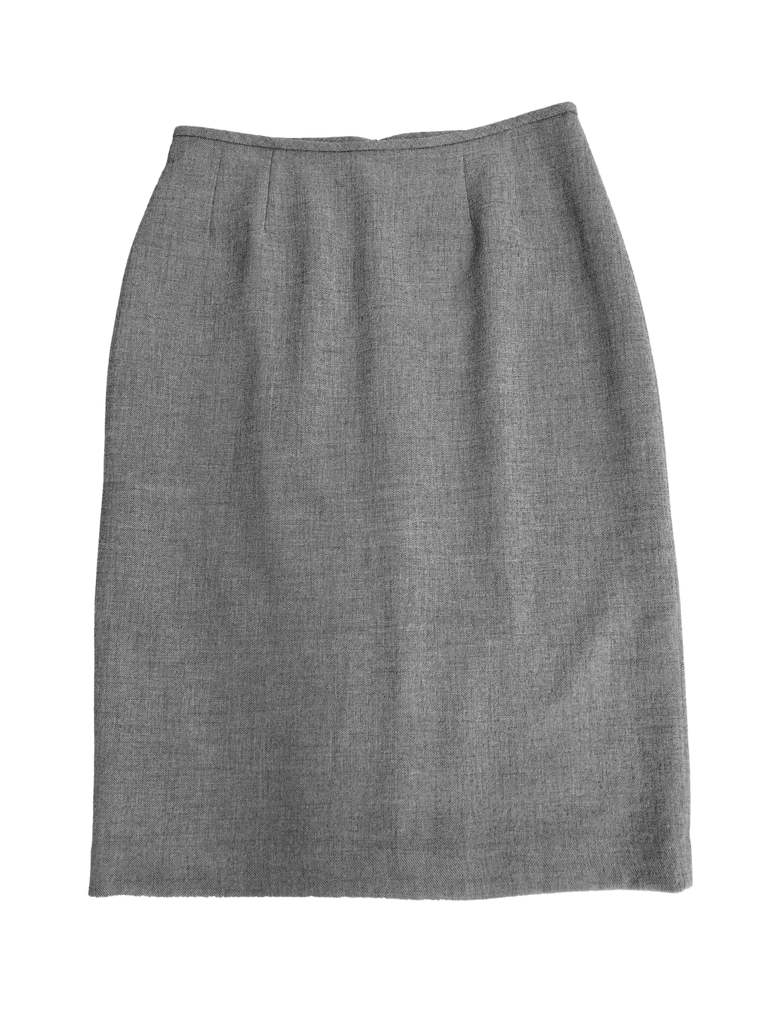 Falda Kasper gris de tela tipo sastre stretch, forrada, con cierre posterior y abertura en la basta. Cintura 76cm Largo 66cm. Excelentes acabados