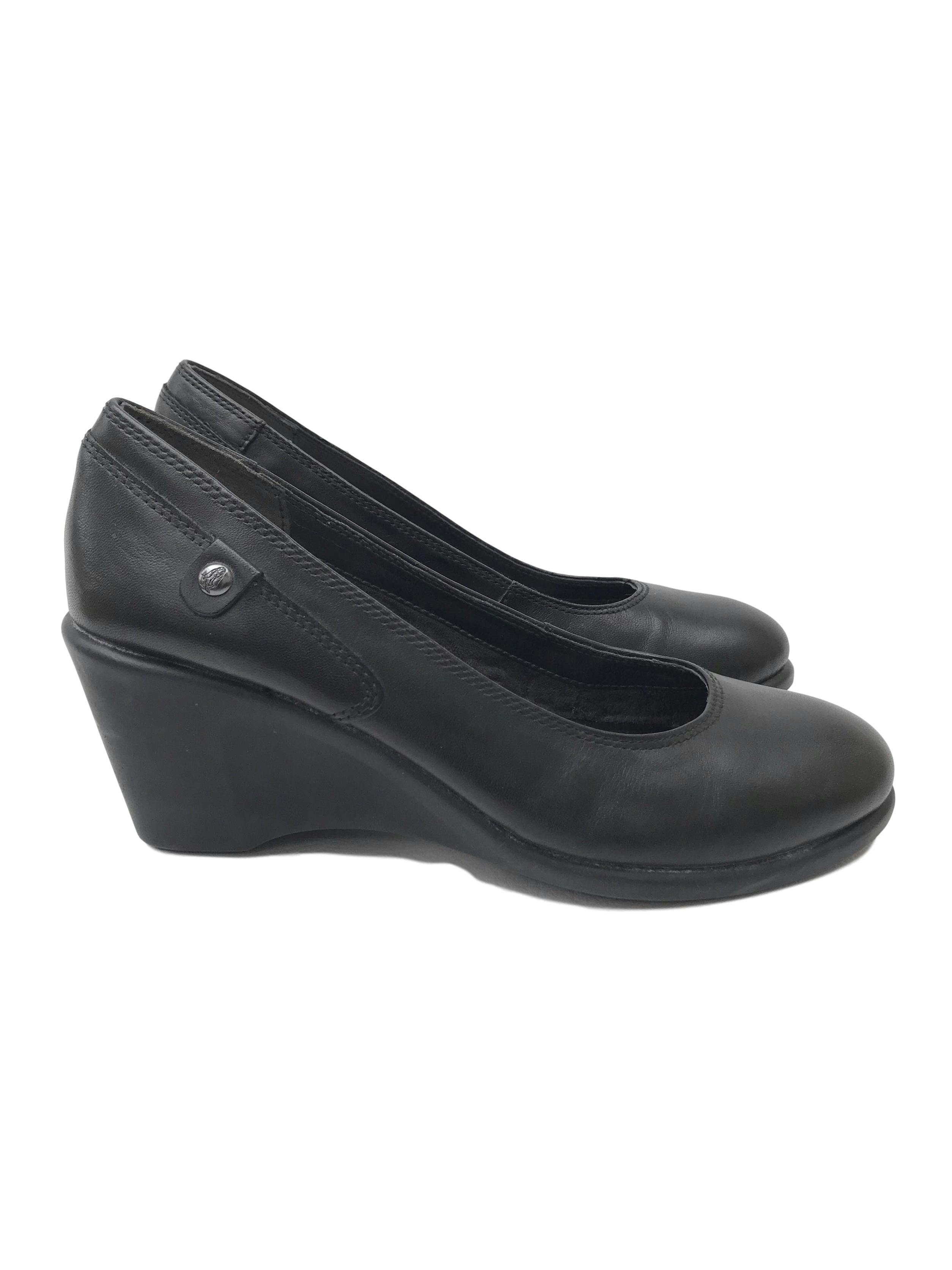 Zapatos Hush Puppies de cuero negro, taco cuña 7cm, comfort flex. Estado 9/10. Precio original S/ 250