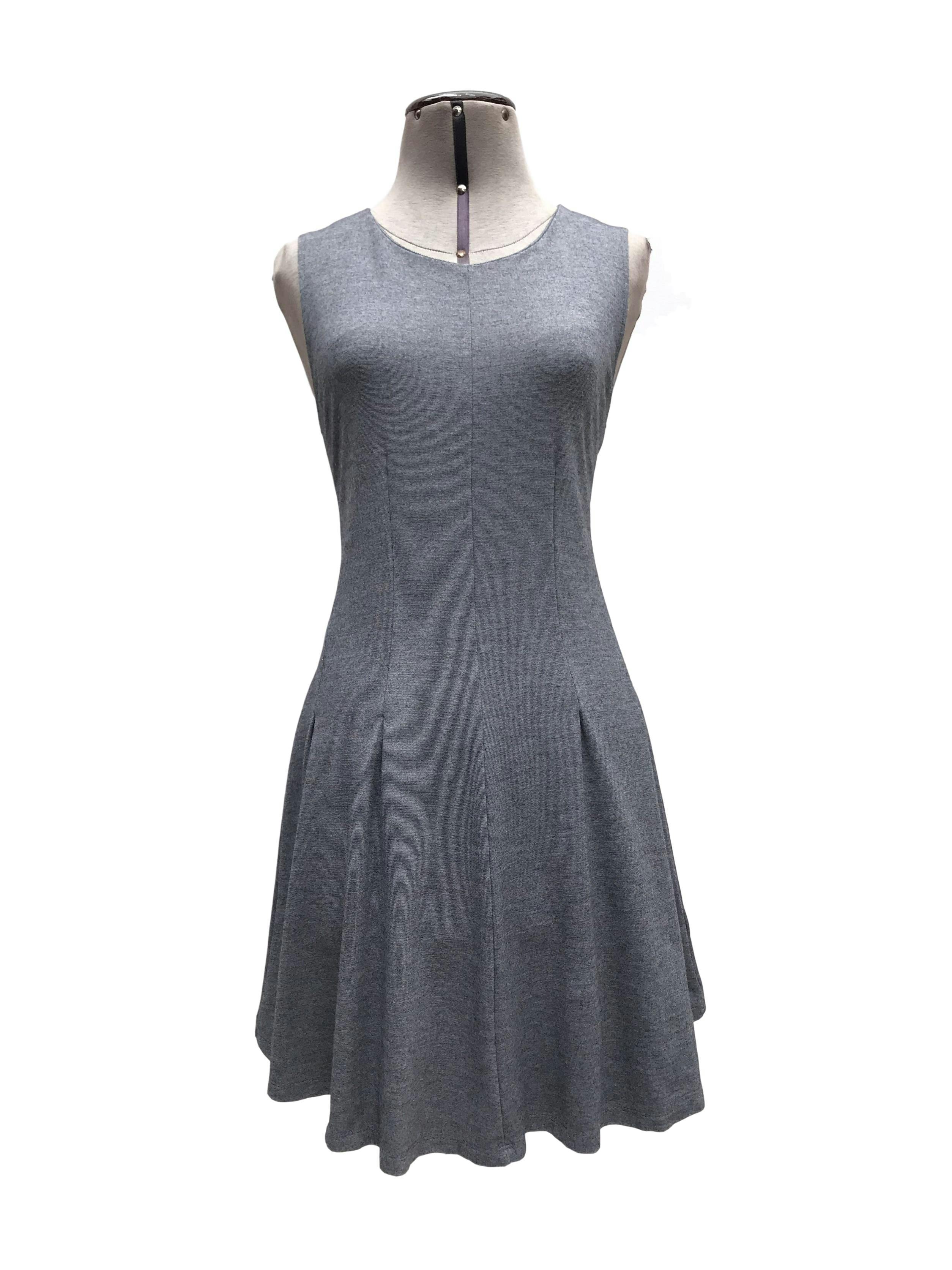 Vestido Malabar plomo, cortes al centro y falda en A, tela tipo algodón stretch. Largo 80cm Precio original S/ 120