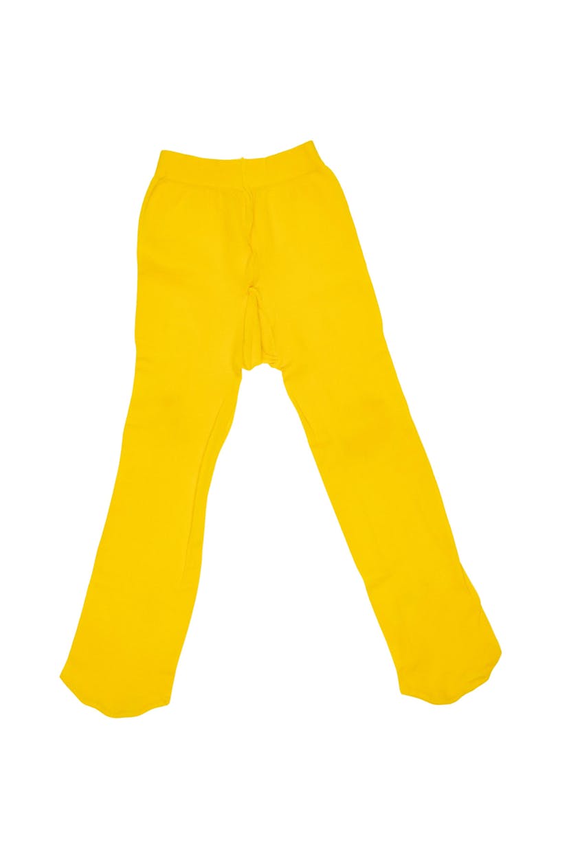 Panties amarillas, pierna 40cm de largo y estiran. Puede dar desde 9M a 18M. Tiene un raspado en la parte de atrás pero no está jalado