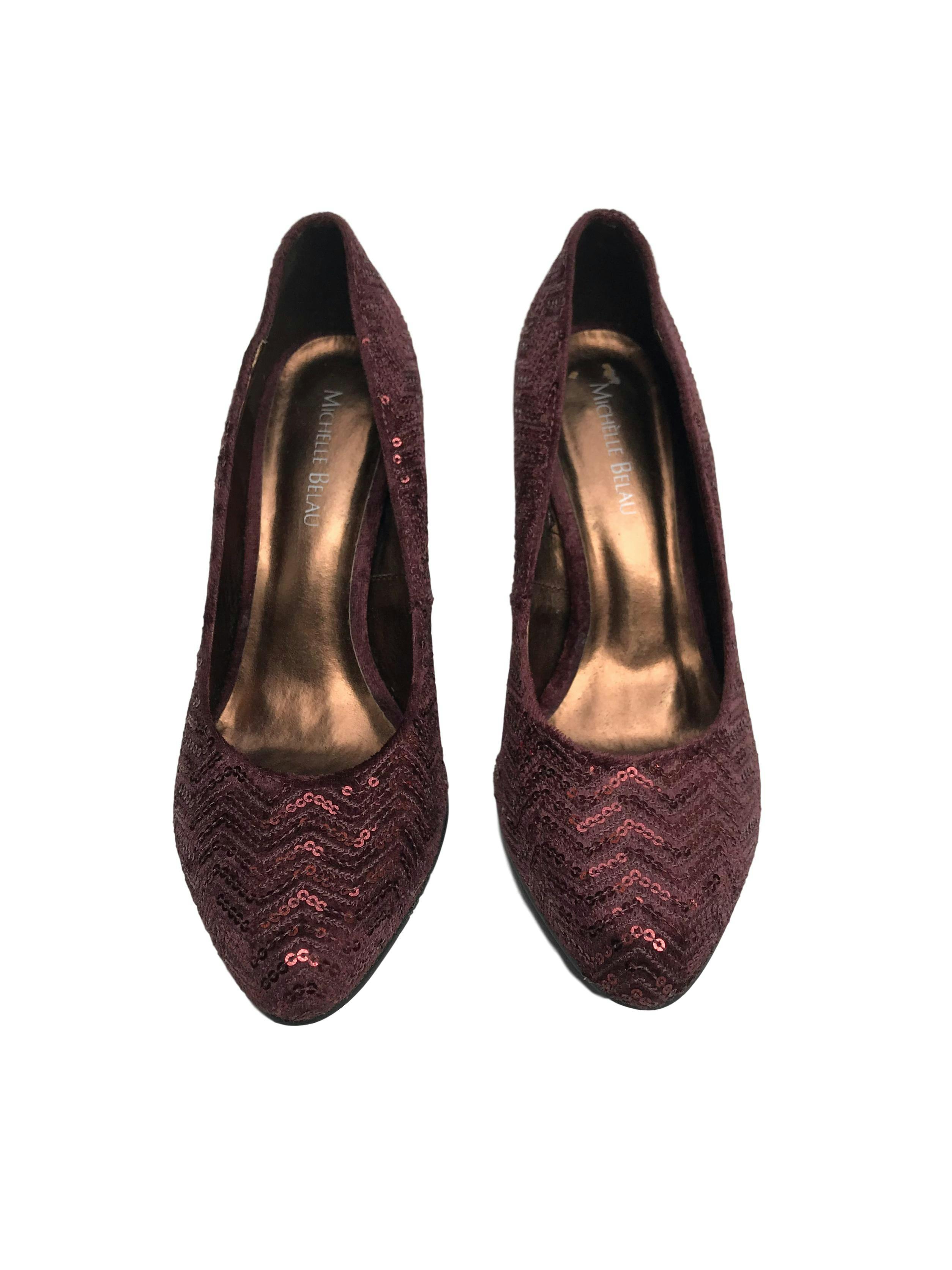 Zapatos Michelle Belau de textil guinda con mostacillas, taco 9cm. Estado 9/10