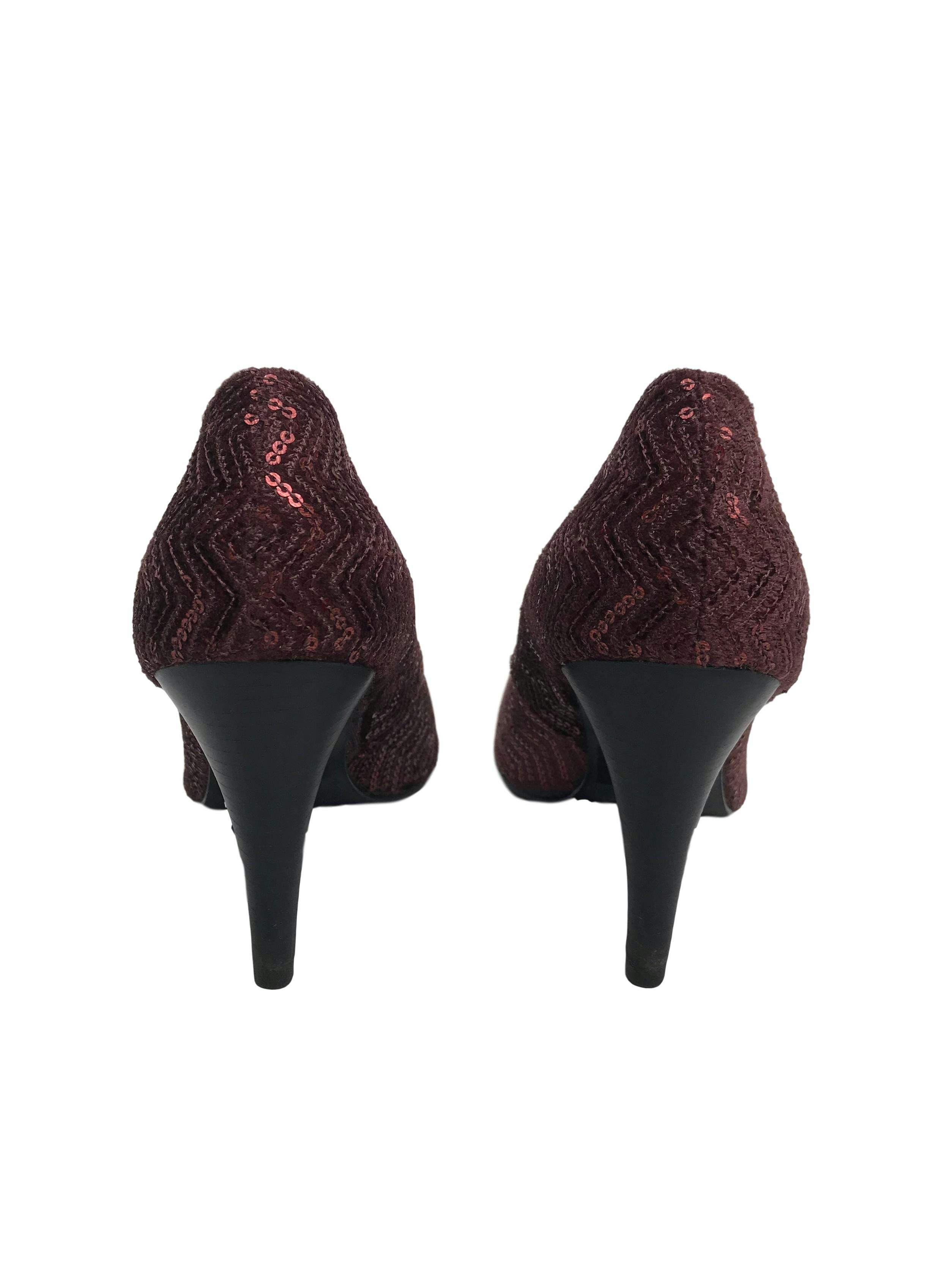 Zapatos Michelle Belau de textil guinda con mostacillas, taco 9cm. Estado 9/10