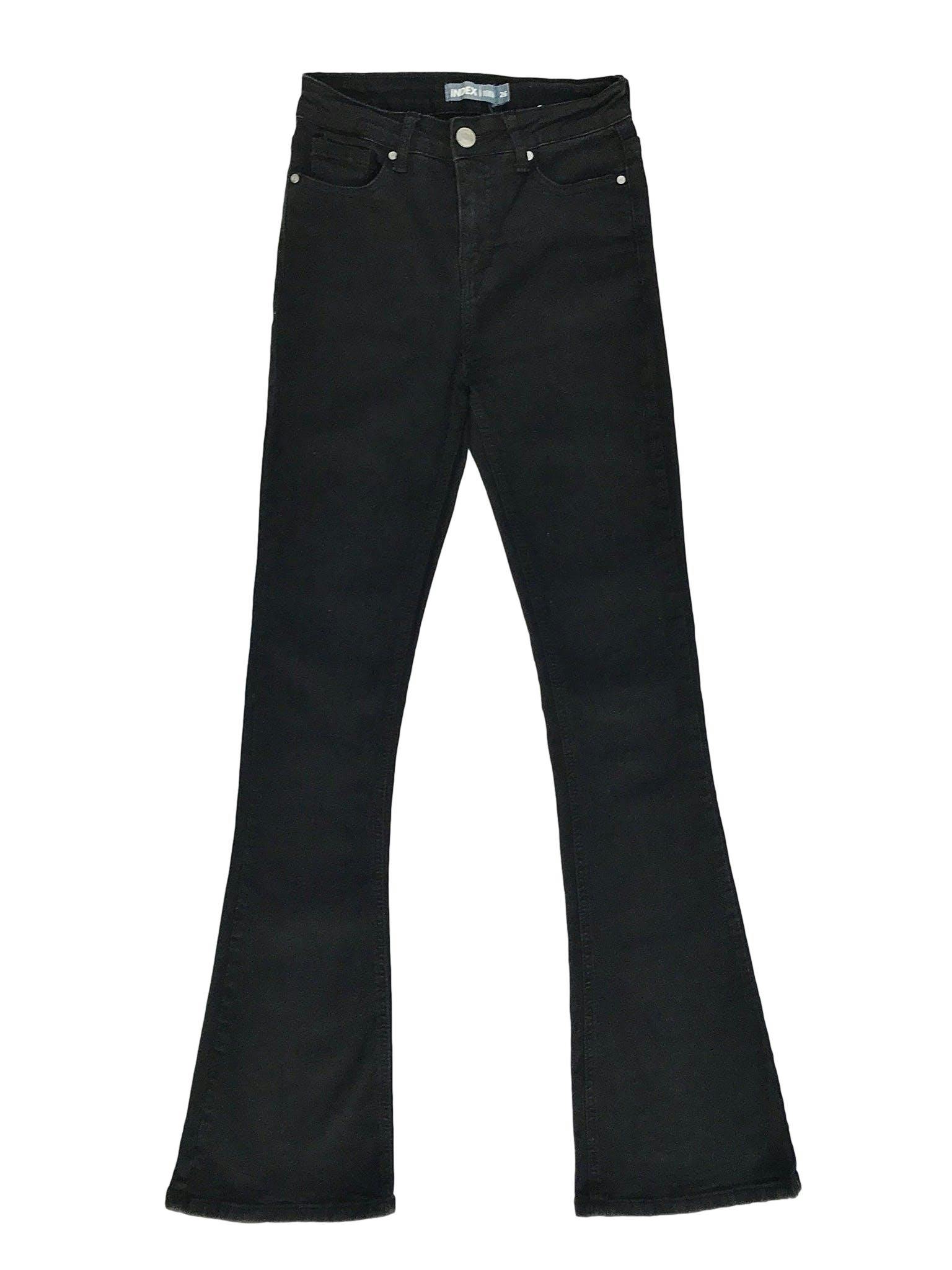 Pantalón index a la cintura, de denim negro stretch 75% algodón, 5 bolsillos, pegado con basta campana