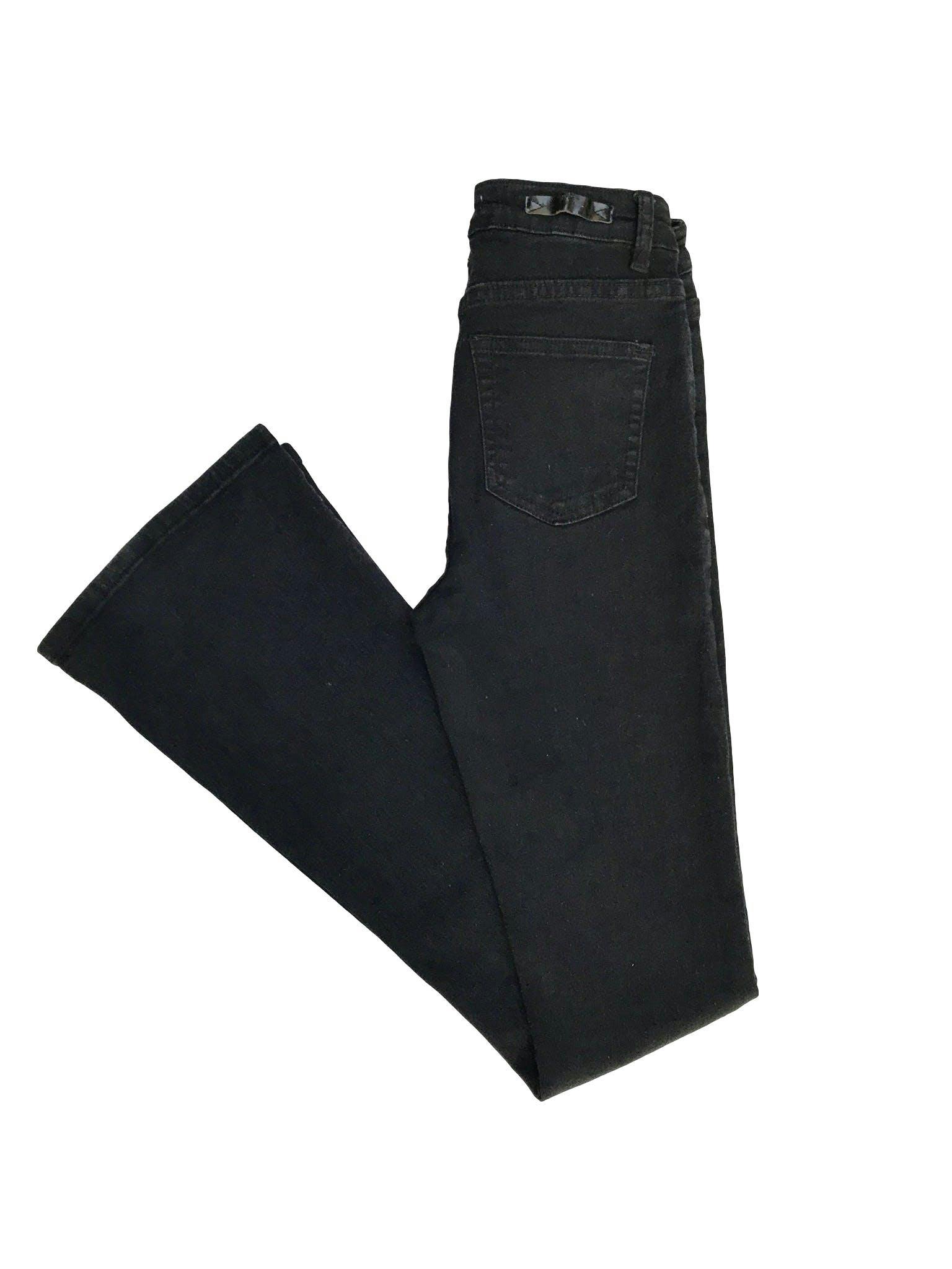 Pantalón index a la cintura, de denim negro stretch 75% algodón, 5 bolsillos, pegado con basta campana