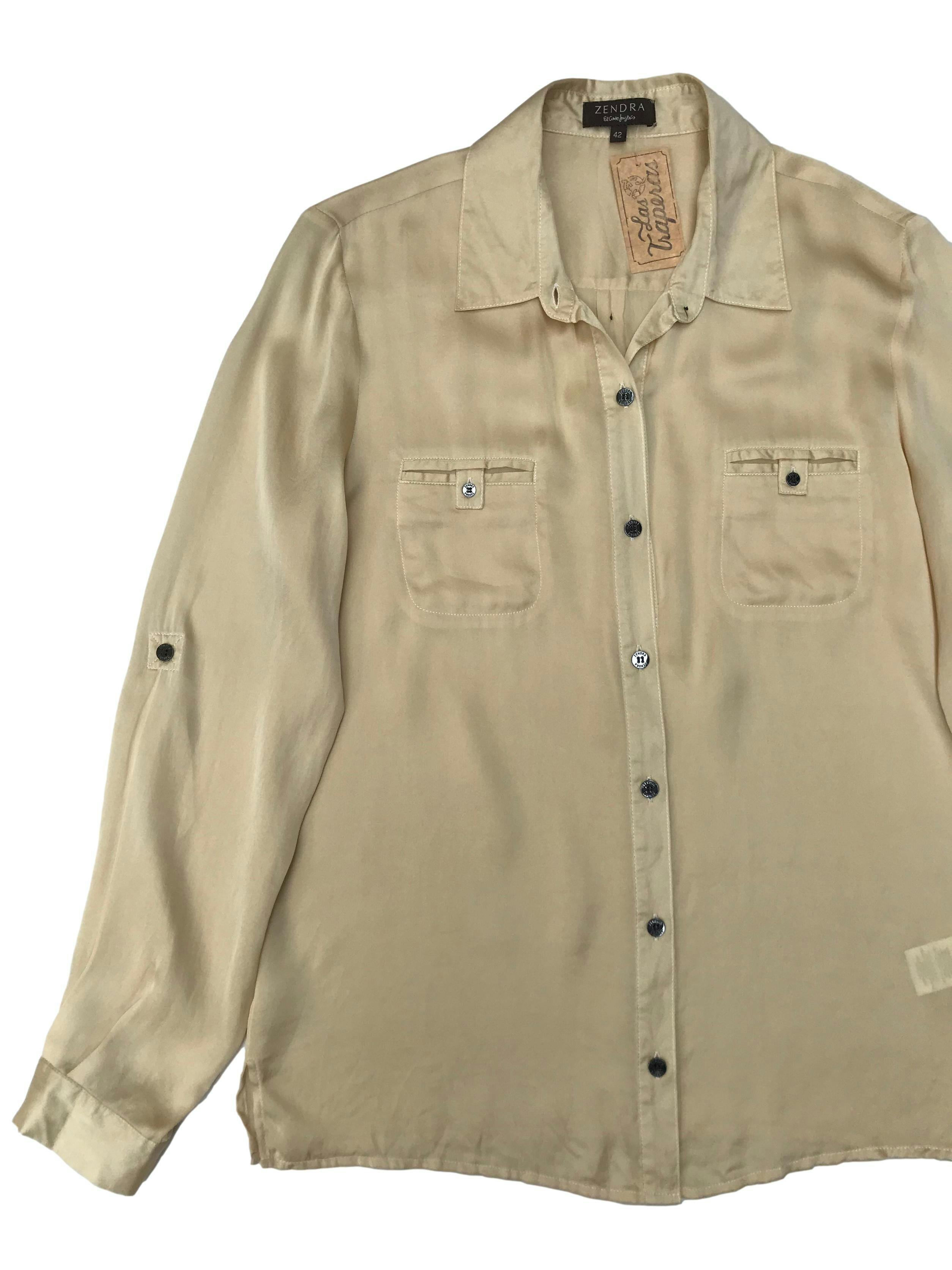 Blusa Zendra de El Corte Inglés, 100% seda dorada, modelo camisero con bolsillos en el pecho y mangas regulables con botón.