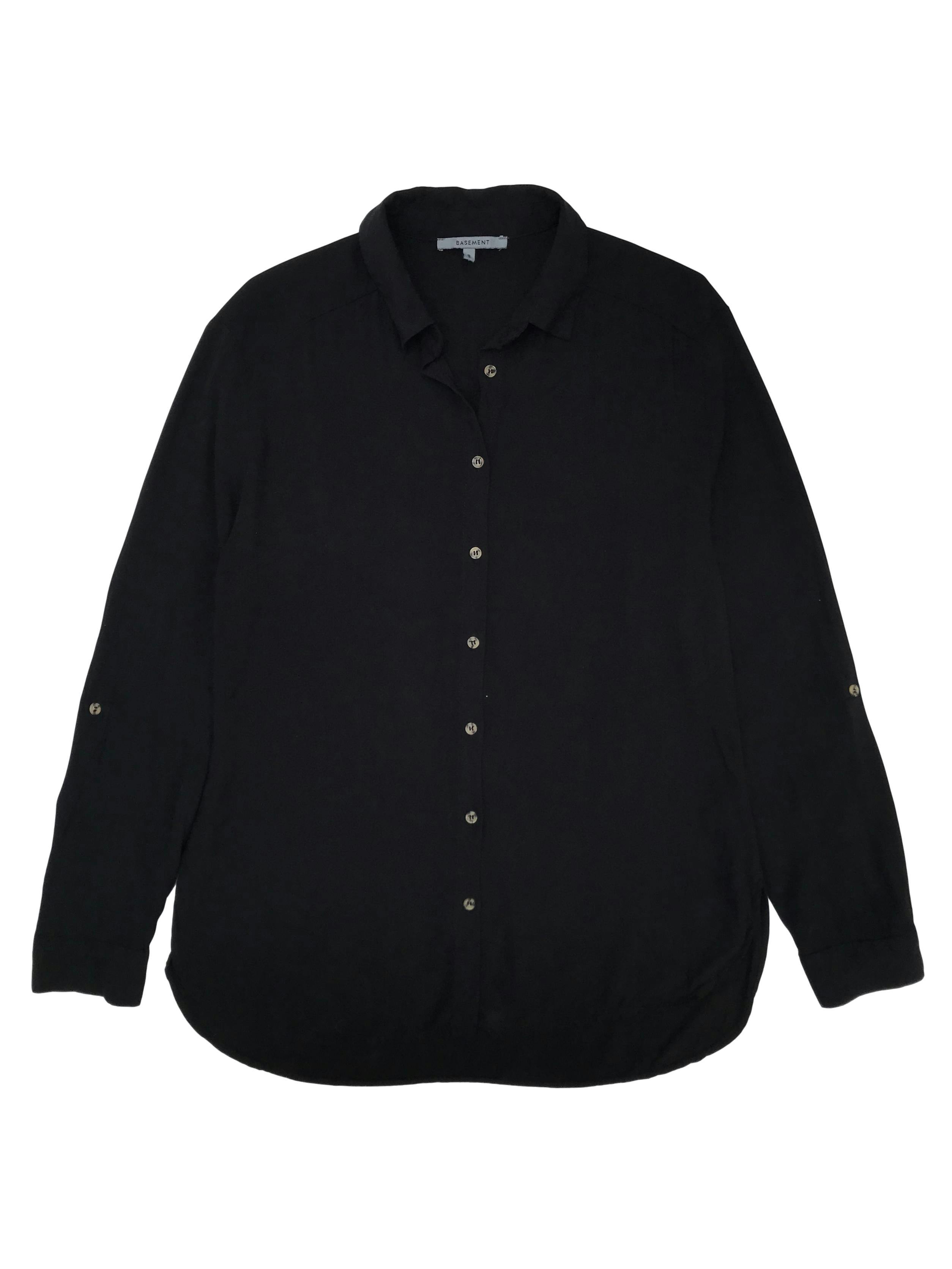 Blusa Basement negra de viscosa, camisera, manga larga regulable con botón, basta más larga atrás. Largo 60 - 65cm