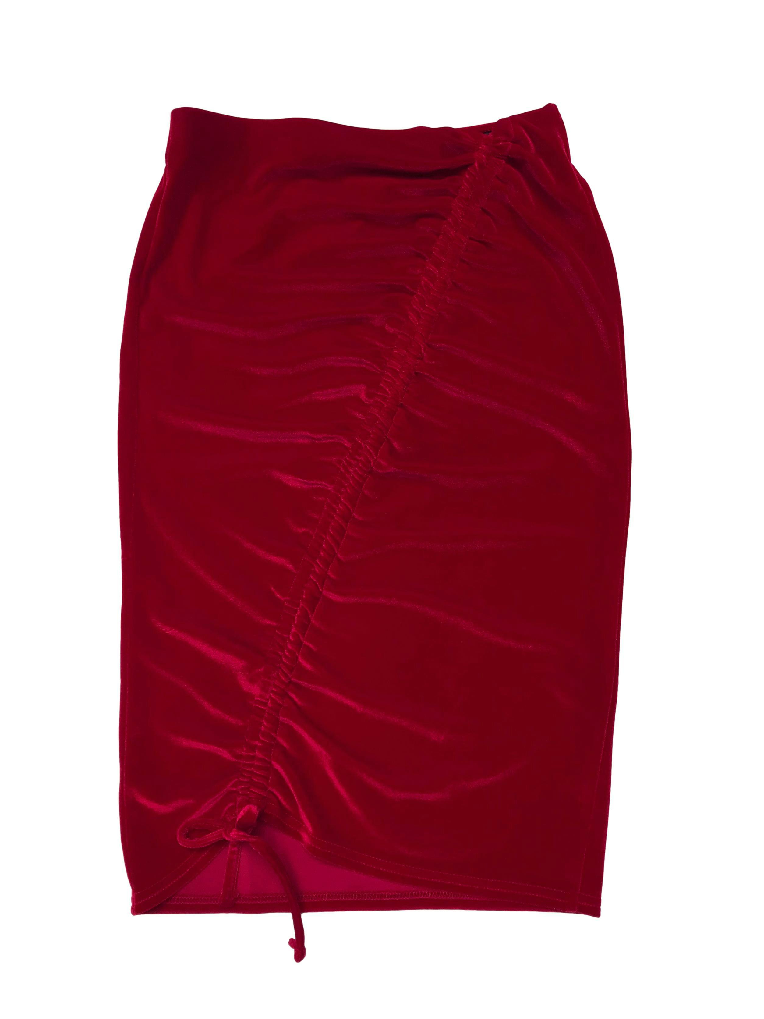 Falda midi Miss Selfridge de terciopelo rojo con drapeado diagonal con largo regulable. Cintura 75cm sin estirar Largo 68cm. Precio original S/ 189