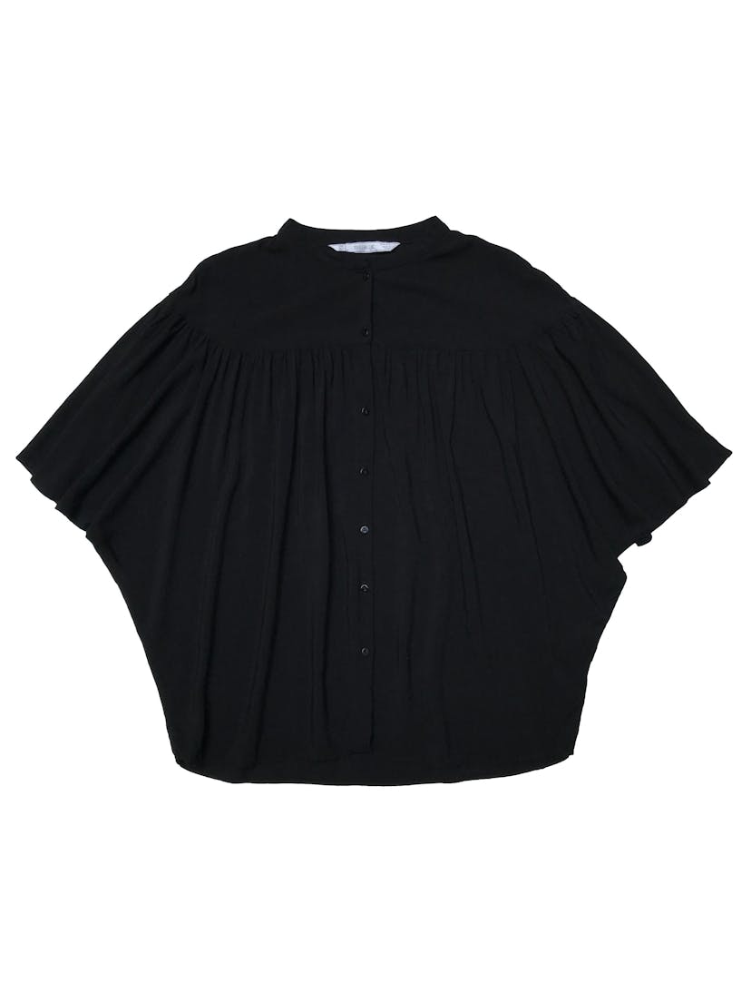 Blusa oversized Zara, tela chalis negra, mangas tipo murciélago, cuello nerú y fila de botones al centro. Ancho 140-100cm Largo 55cm