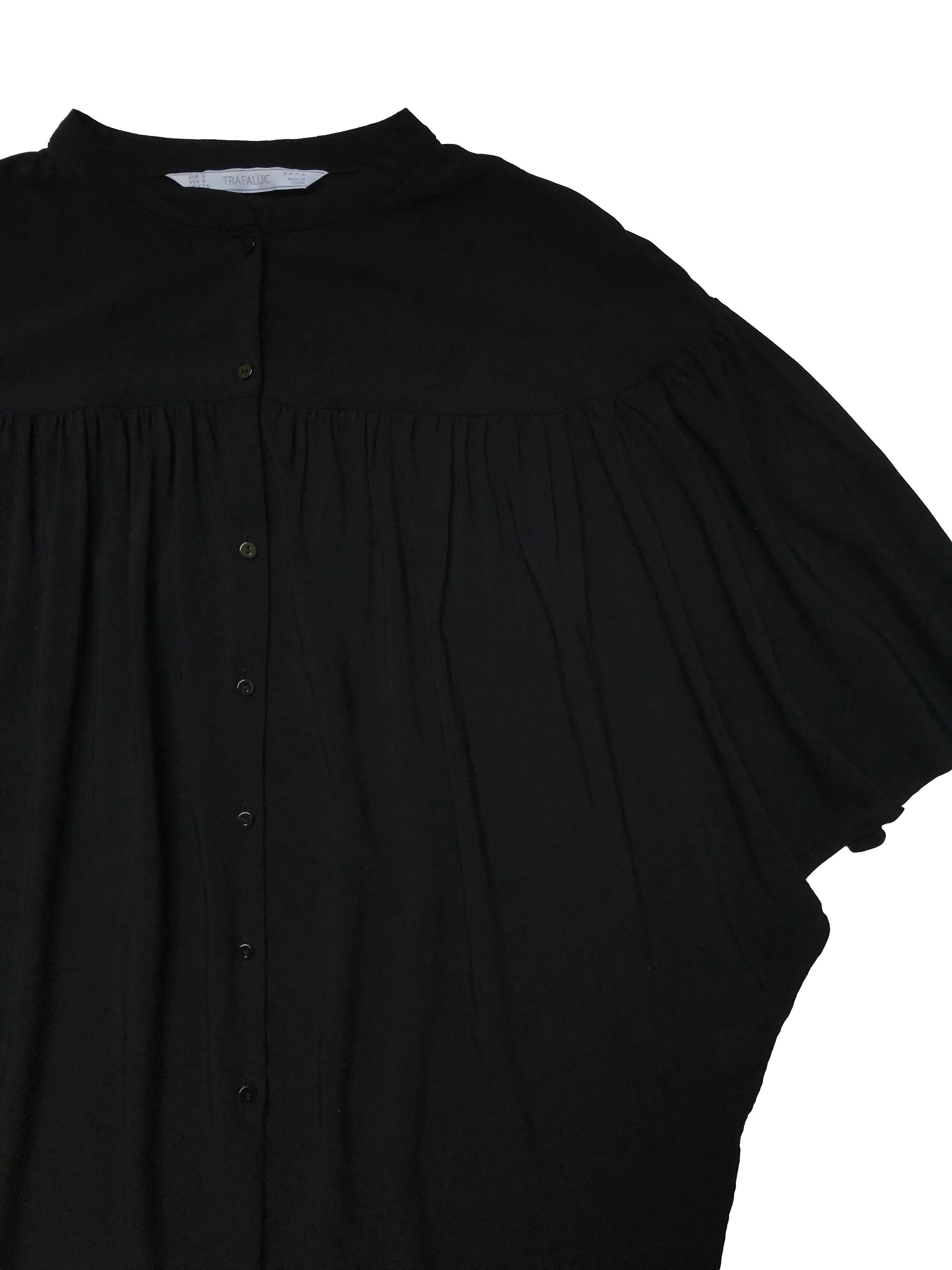 Blusa oversized Zara, tela chalis negra, mangas tipo murciélago, cuello nerú y fila de botones al centro. Ancho 140-100cm Largo 55cm