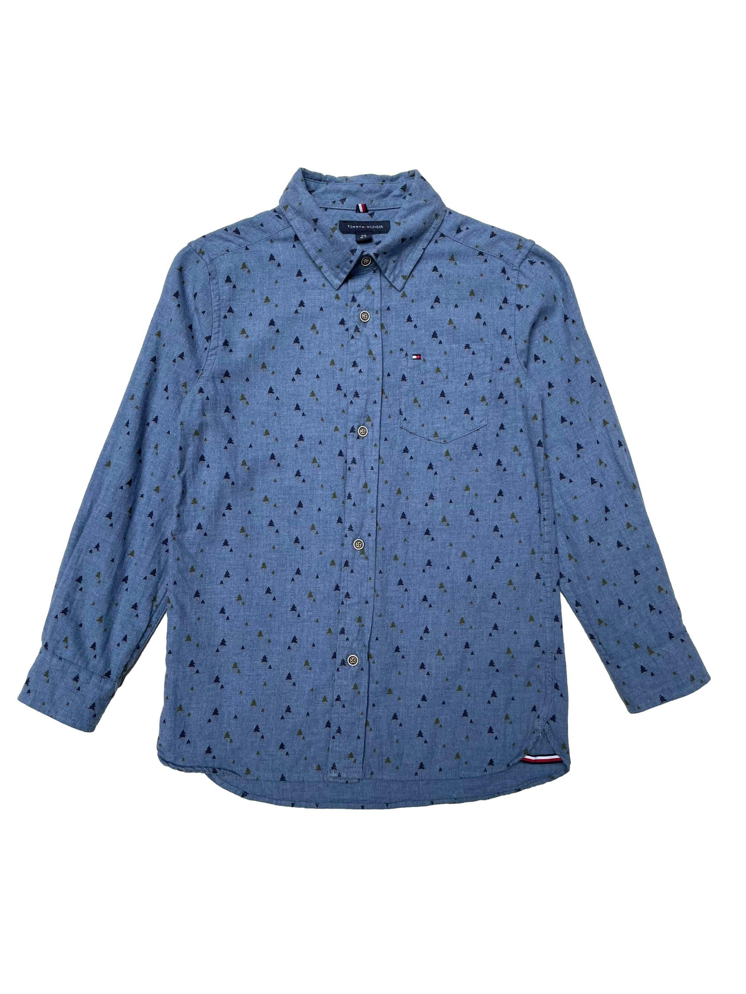 Camisa Tommy Hilfiger 100% algodón azul con estampado de pinos, bolsillo en el pecho y botones delanteros y en puños. Ancho 76cm Largo 50cm. Precio original S/ 239