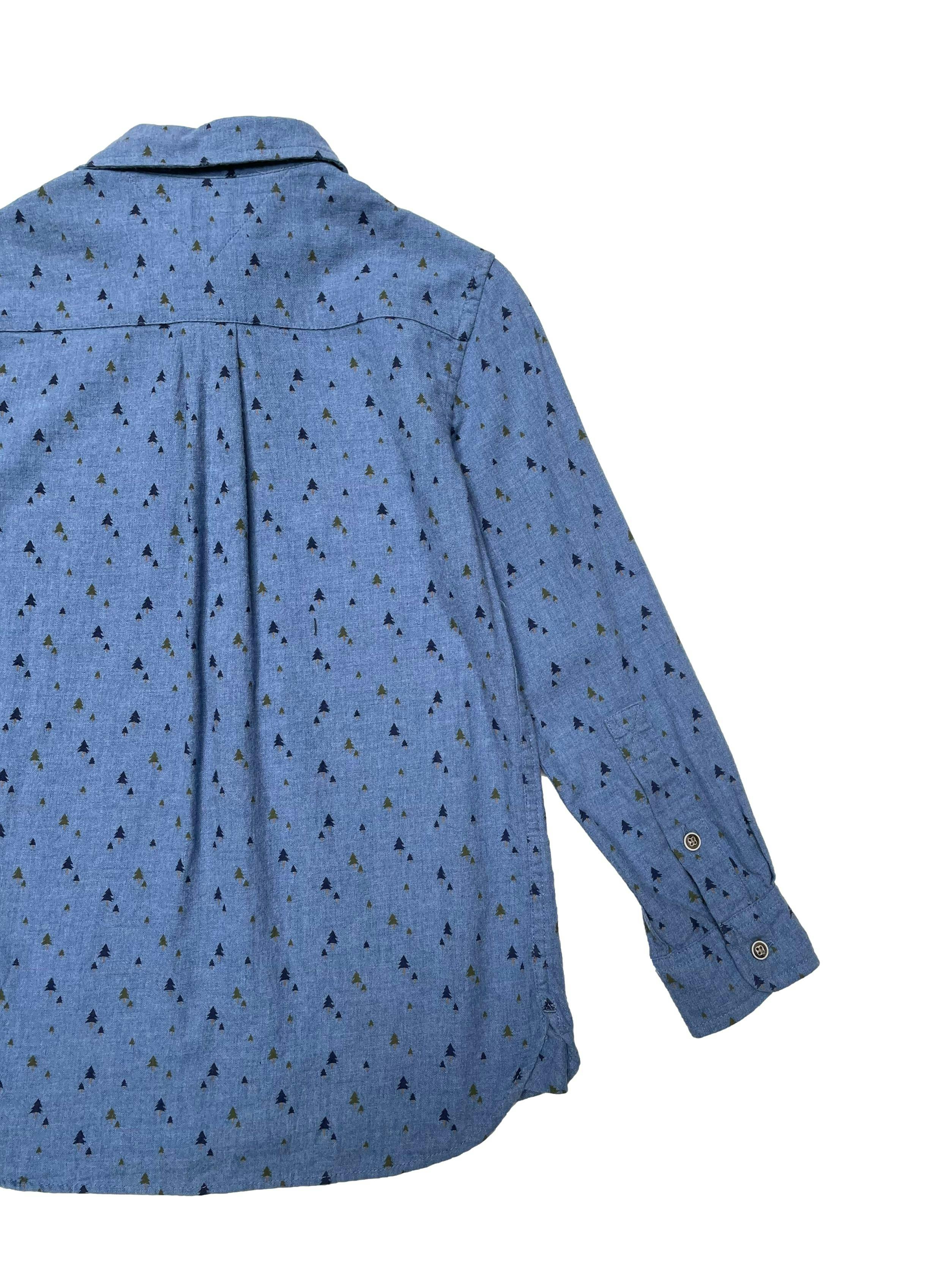 Camisa Tommy Hilfiger 100% algodón azul con estampado de pinos, bolsillo en el pecho y botones delanteros y en puños. Ancho 76cm Largo 50cm. Precio original S/ 239