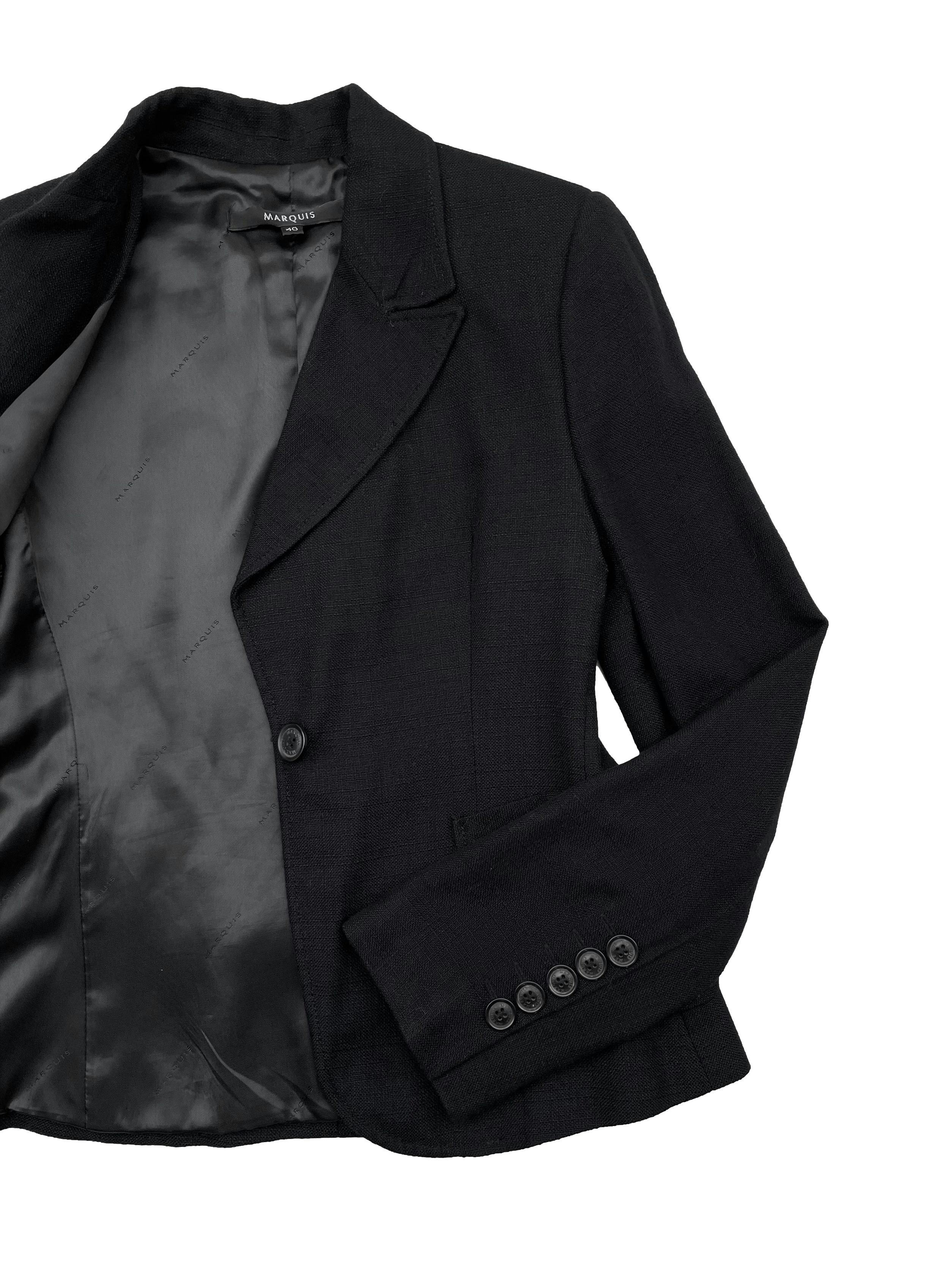 Saco blazer negro Marquis, con hombreras y bolsillos delanteros, forrado. Busto 88cm, Largo 58cm. 