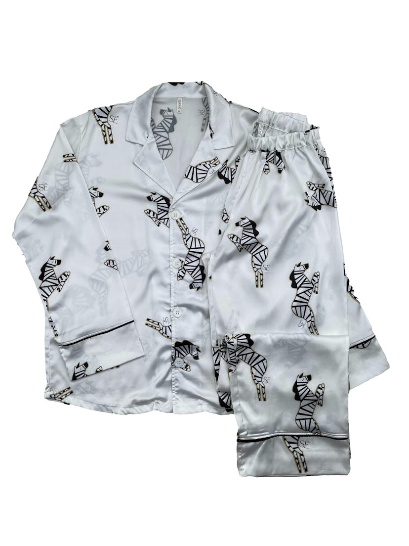 Pijama Simoné de tela sedosa blanca con zebras. Blusa ancho 115cm Largo 65cm Pantalón cintura 60cm sin estirar Largo 100cm. Precio original S/ 200
