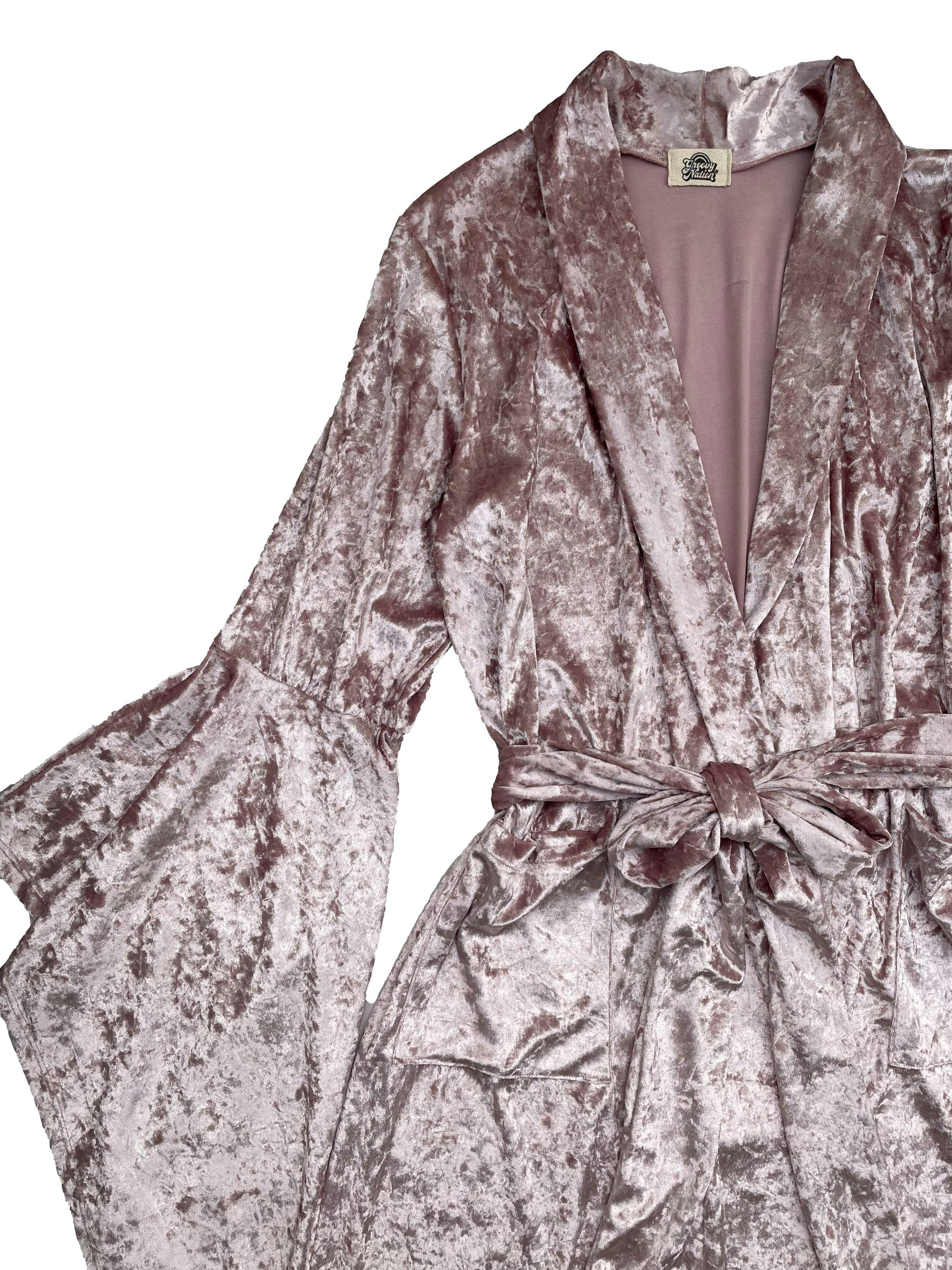 Kimono Groovy Nation de push palo rosa, mangas campana, bolsillos delanteros y cinto para amarrar. Tiene jaladitos internos que no afectan el uso. Largo 120cm. Precio original S/ 209