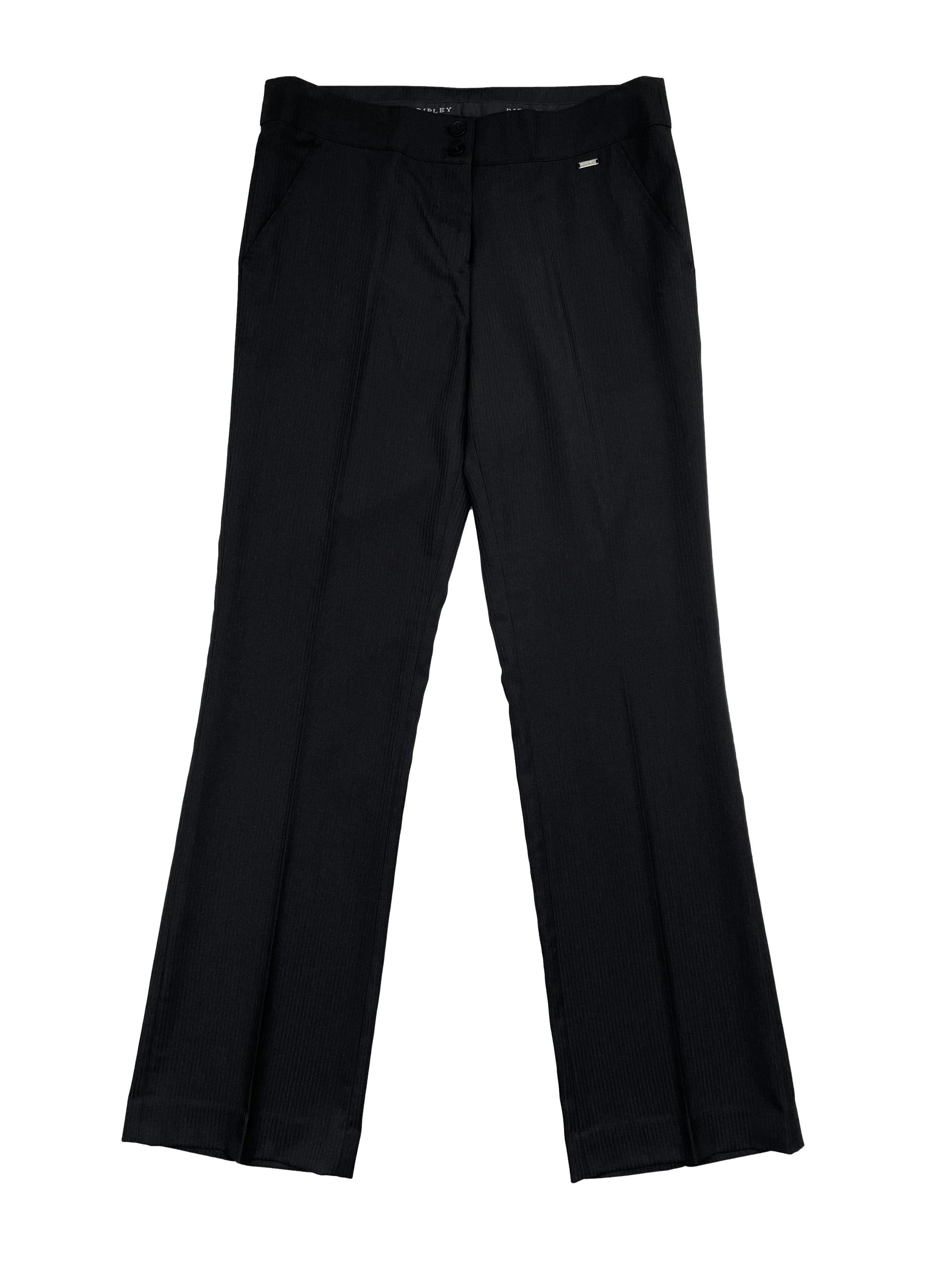 Pantalón Ripley formal negro con líneas al tono, tiro medio y corte recto. Cintura 84cm Largo 108cm. 