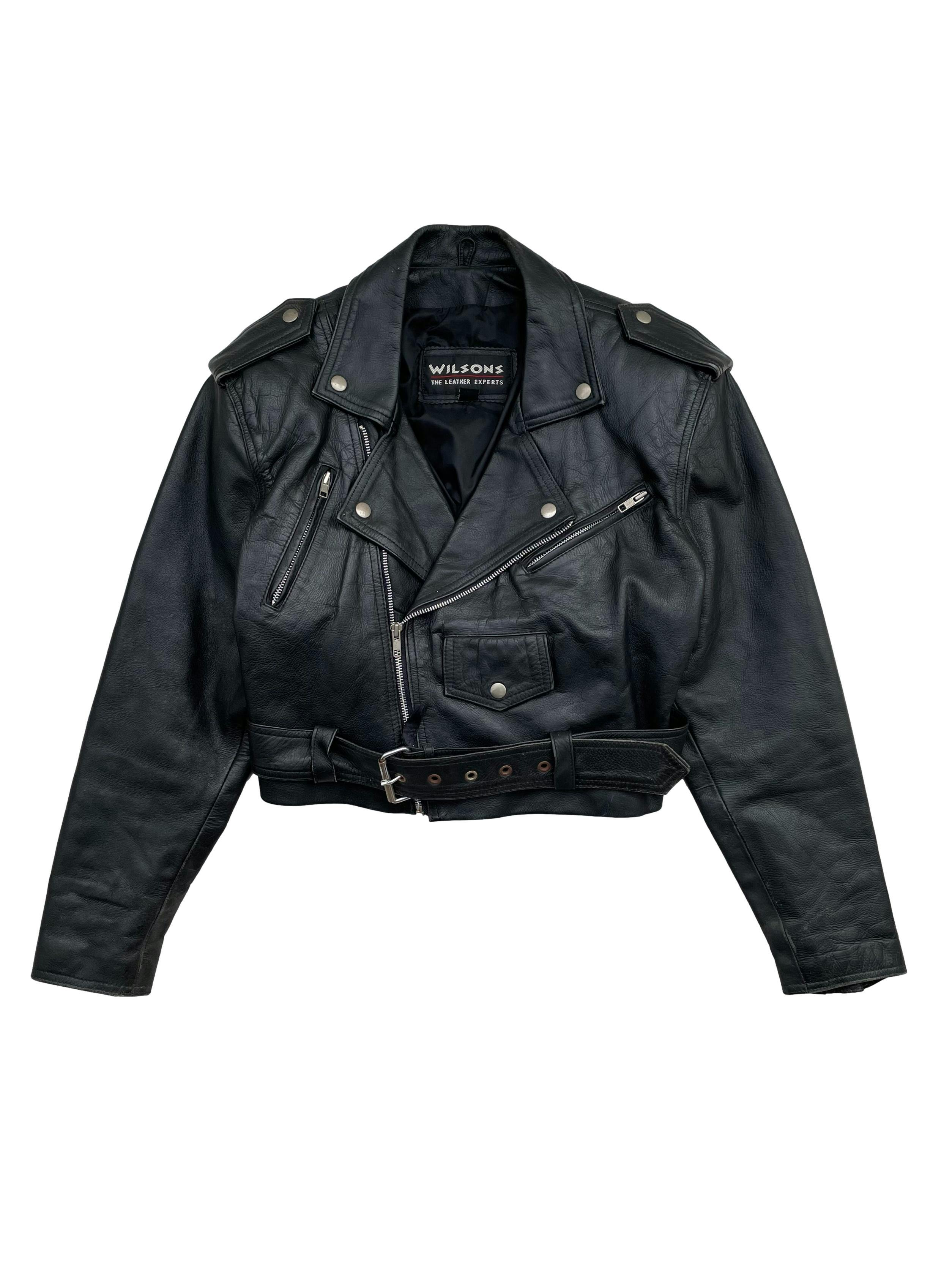 Biker jacket vintage 100% cuero negro, forrada y con hombreras. Busto 105cm Largo 45cm. Tienes signos de uso típicos de este tipo de pieza y oxido en algunos greviches. 