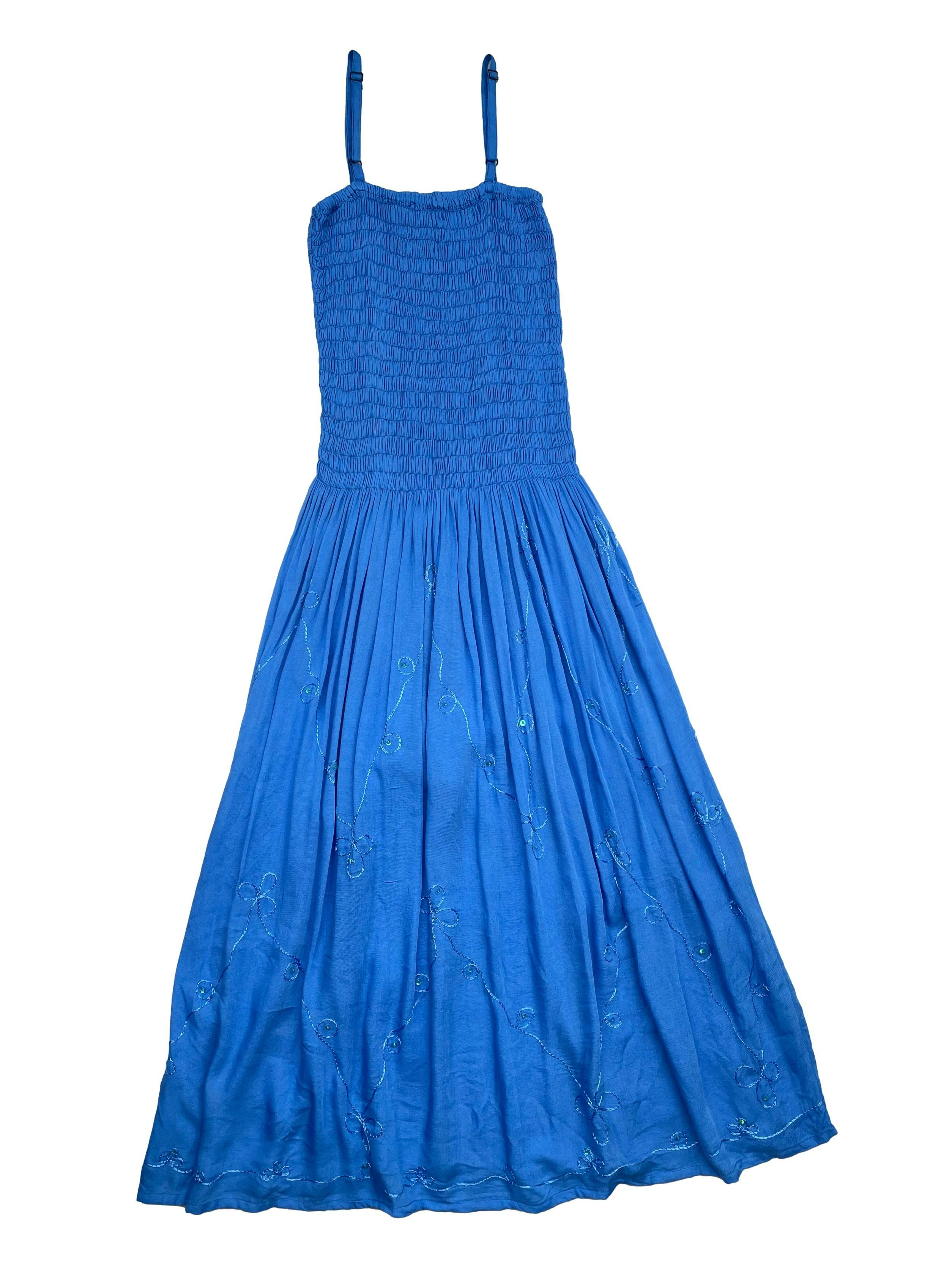 Vestido midi tela fresca azul, superior panal de abeja, detalles bordados y aplicaciones. Largo 105cm